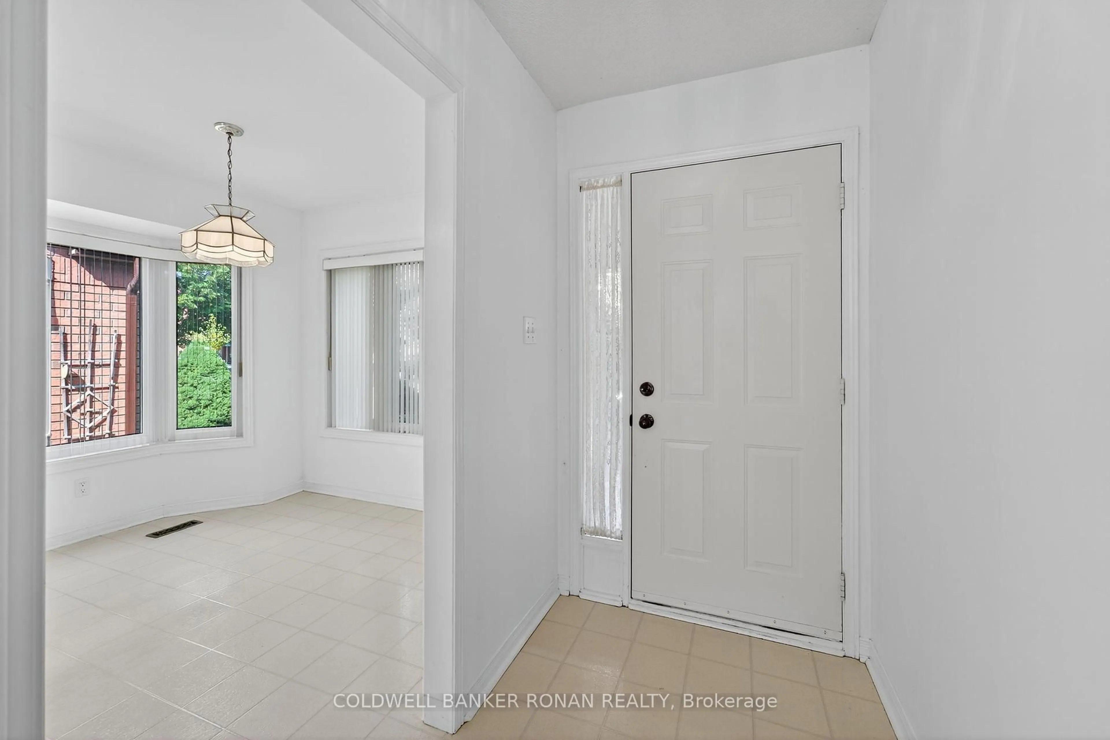 Indoor entryway for 12 Glenwood Dr, New Tecumseth Ontario L9R 1S5