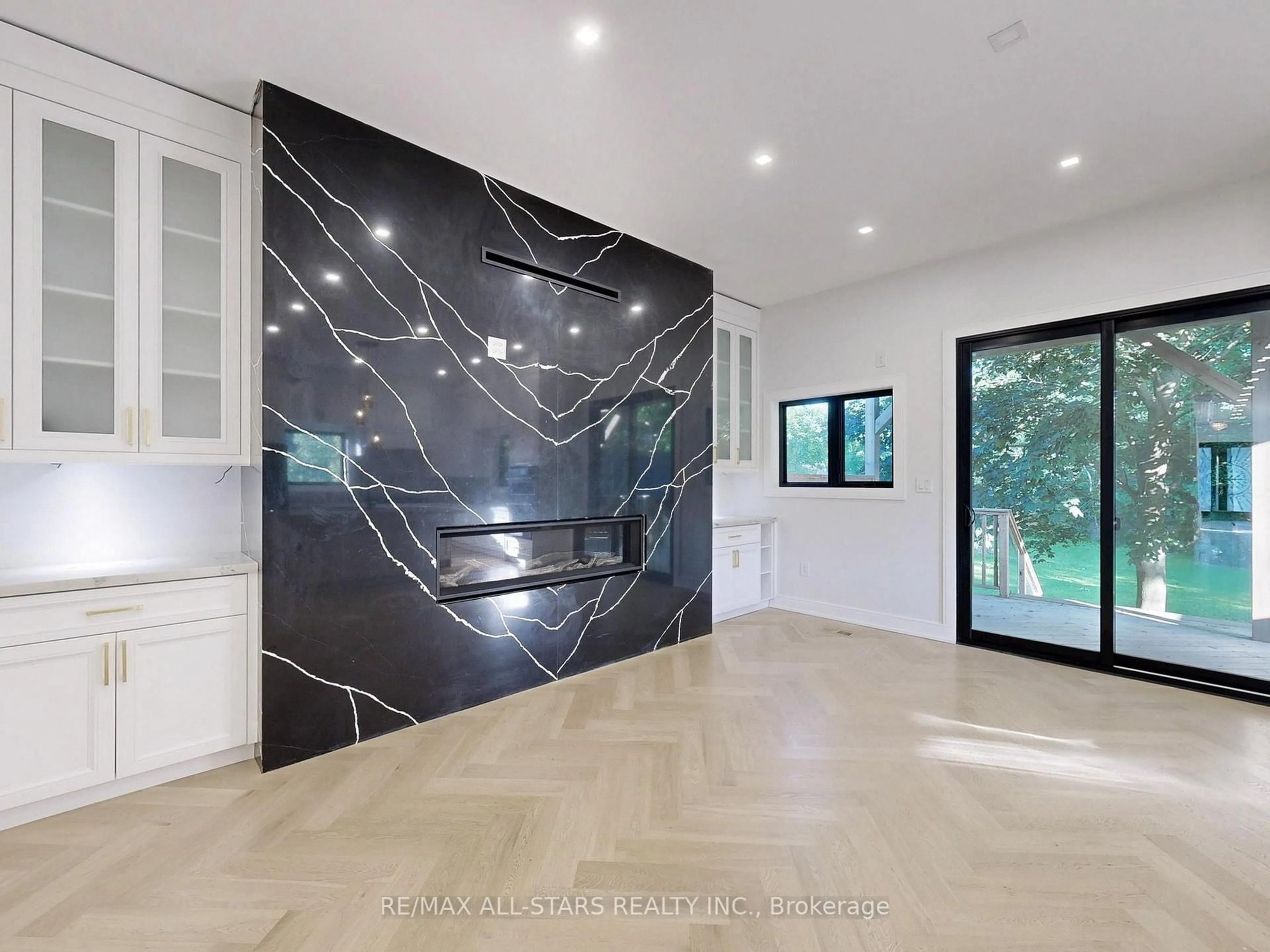 Indoor entryway for 215 Bayview Ave, Georgina Ontario L4P 2T3