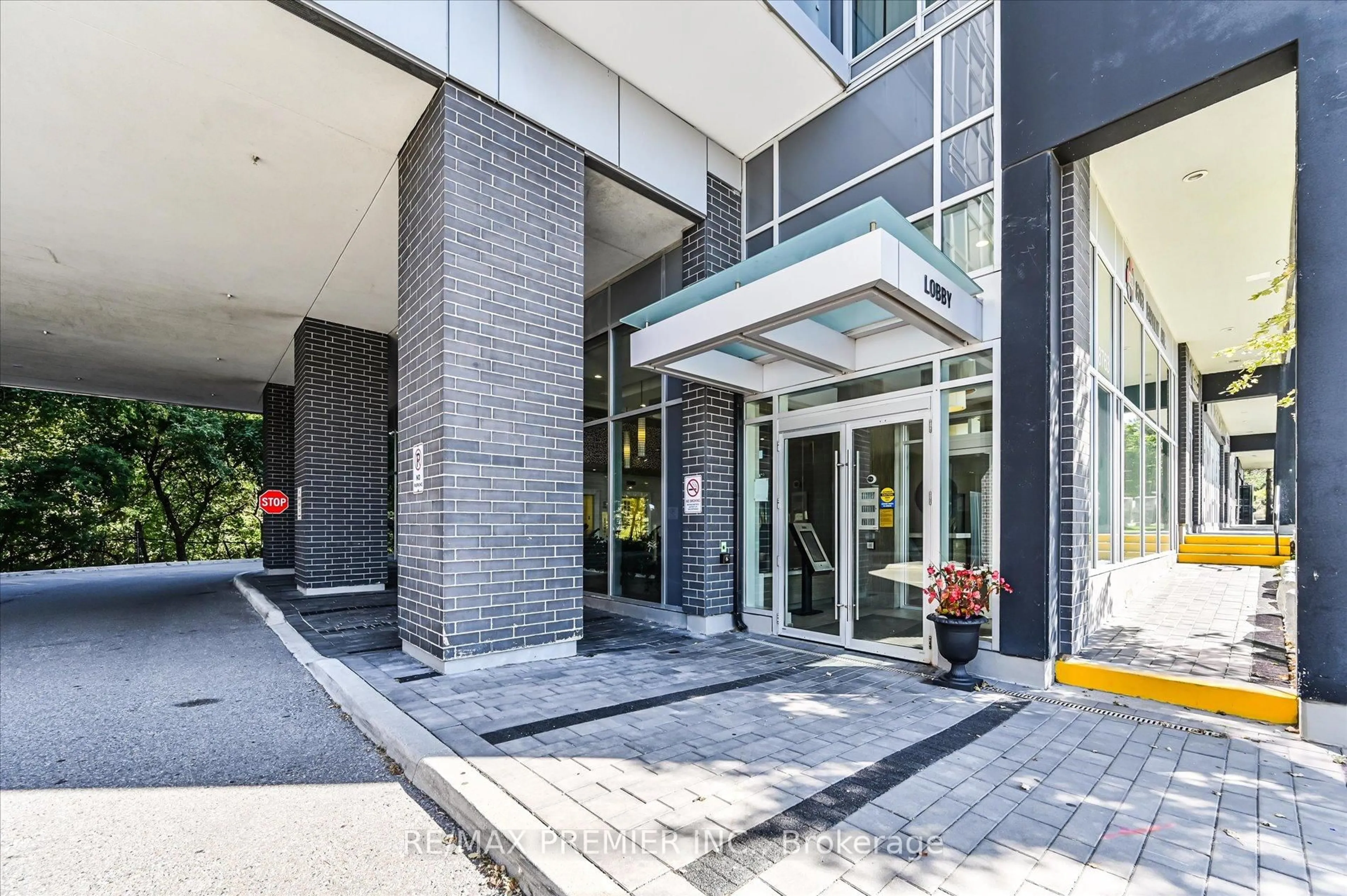 Indoor foyer for 8763 Bayview Ave #715, Richmond Hill Ontario L4B 3V1