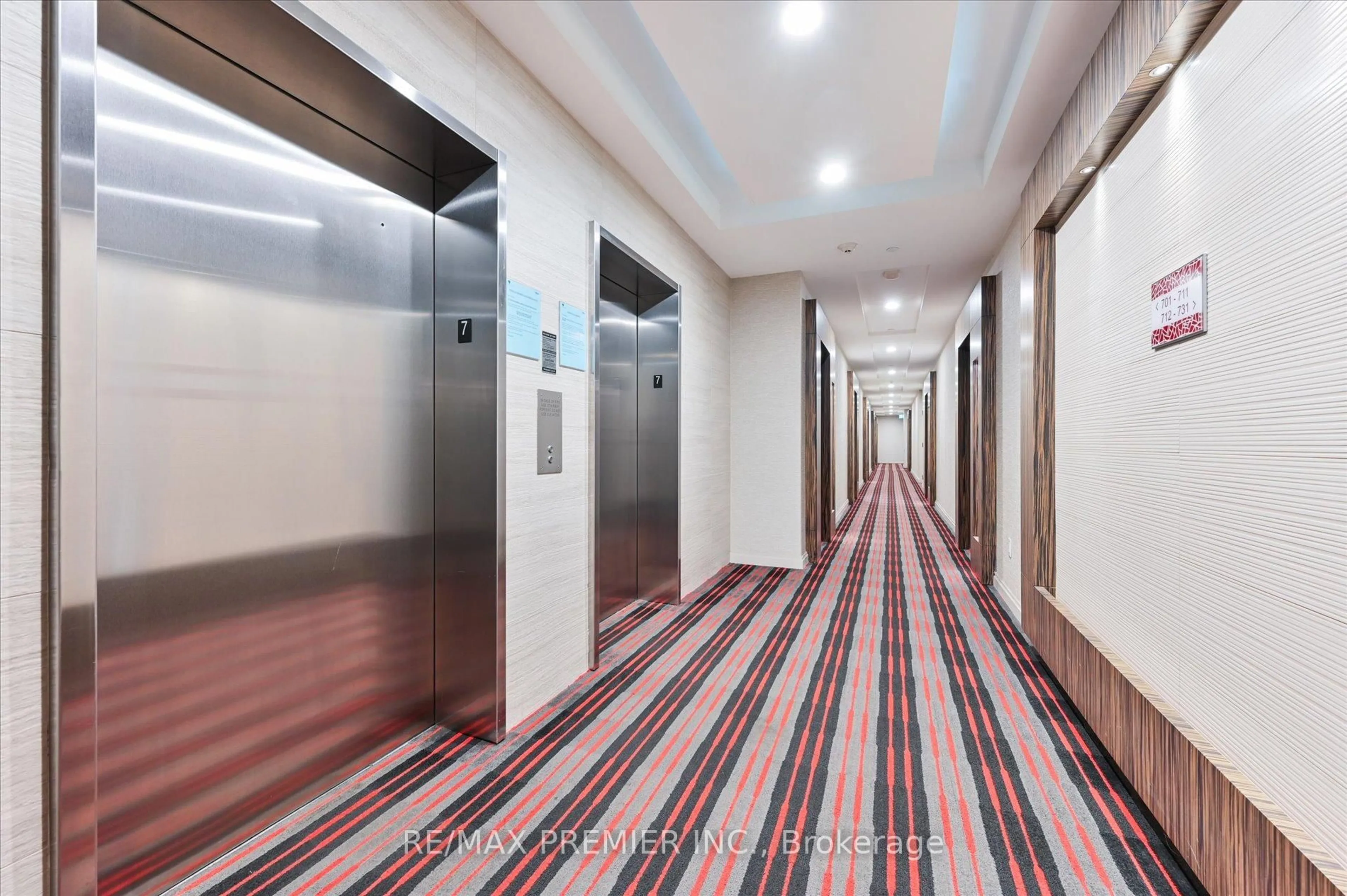 Indoor foyer for 8763 Bayview Ave #715, Richmond Hill Ontario L4B 3V1