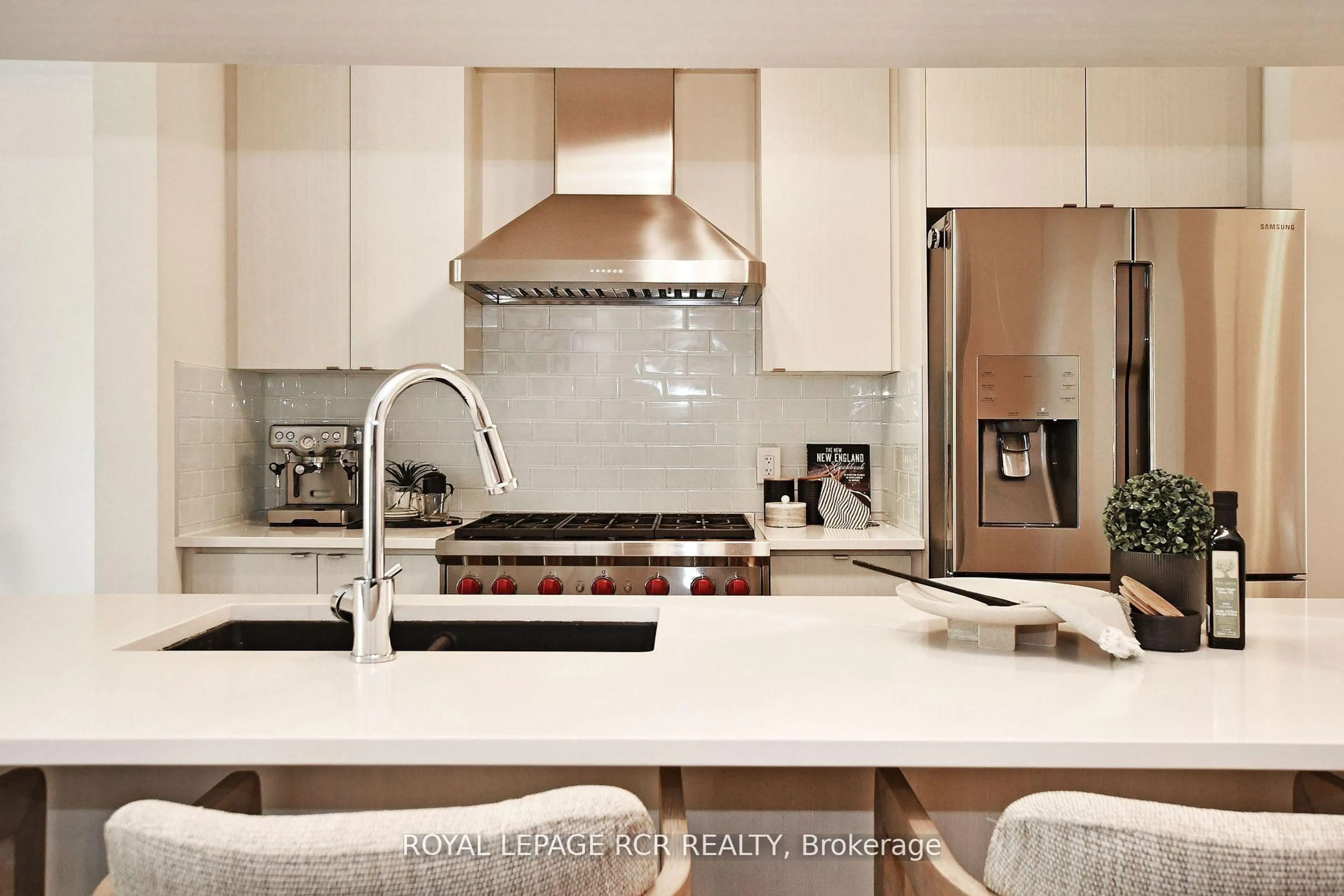 Contemporary kitchen, ceramic/tile floor for 65 Anchusa Dr, Richmond Hill Ontario L4E 1C6