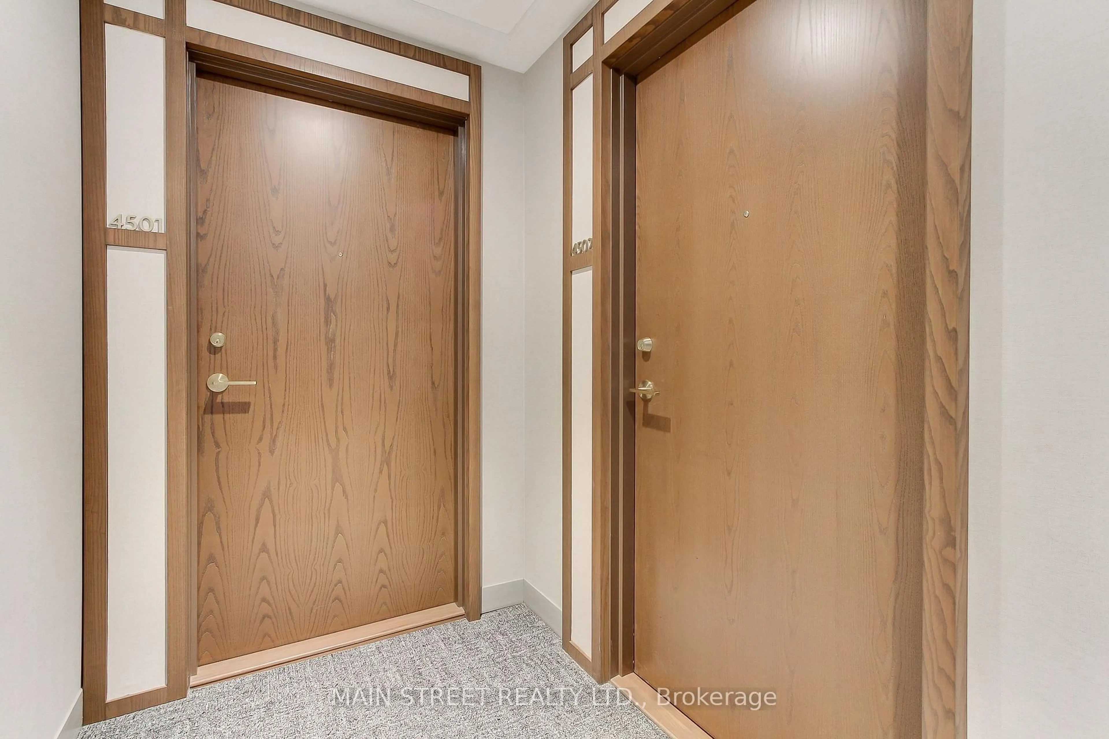 Indoor foyer for 1000 Portage Pkwy #4502, Vaughan Ontario L4K 0L1