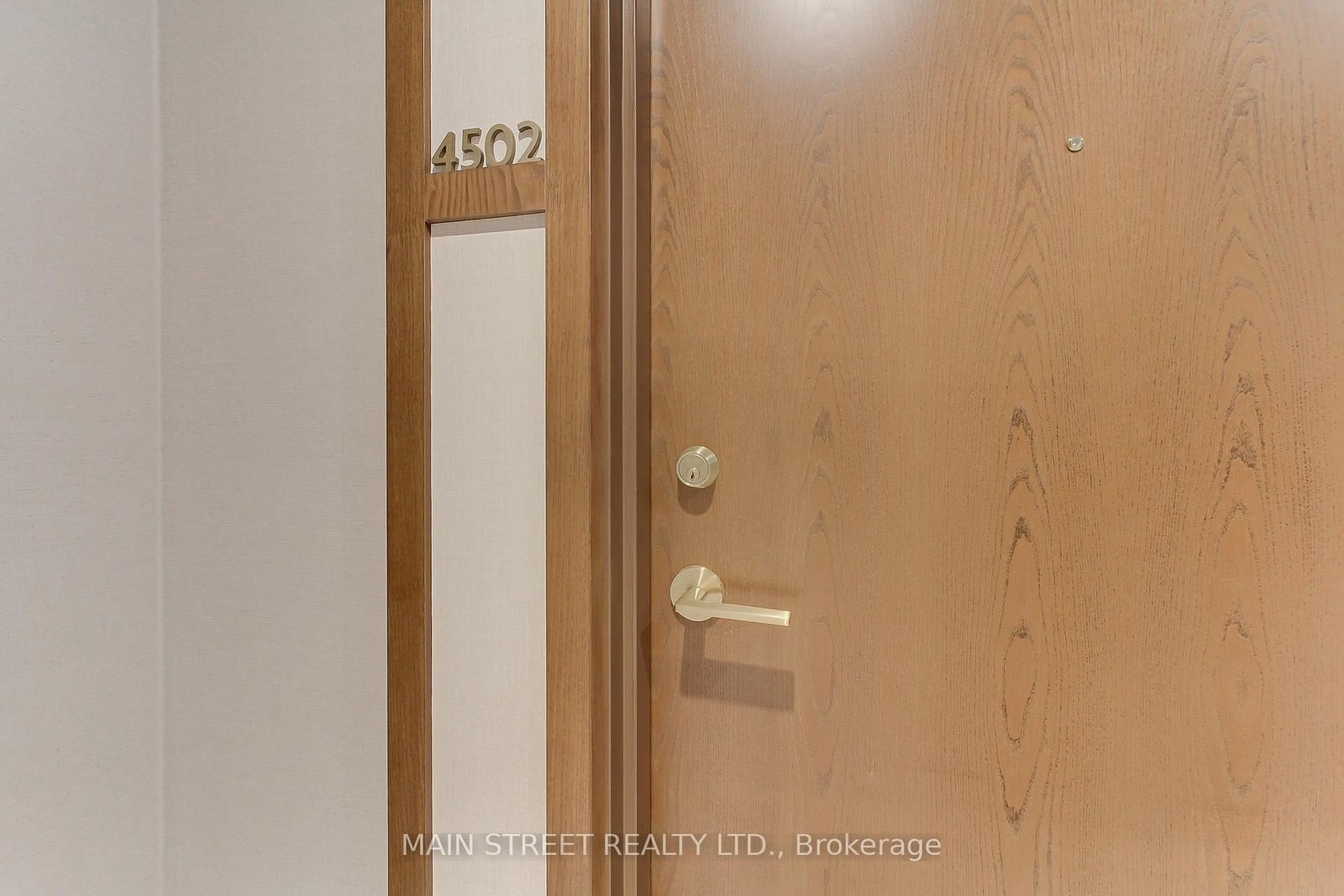 Indoor entryway for 1000 Portage Pkwy #4502, Vaughan Ontario L4K 0L1