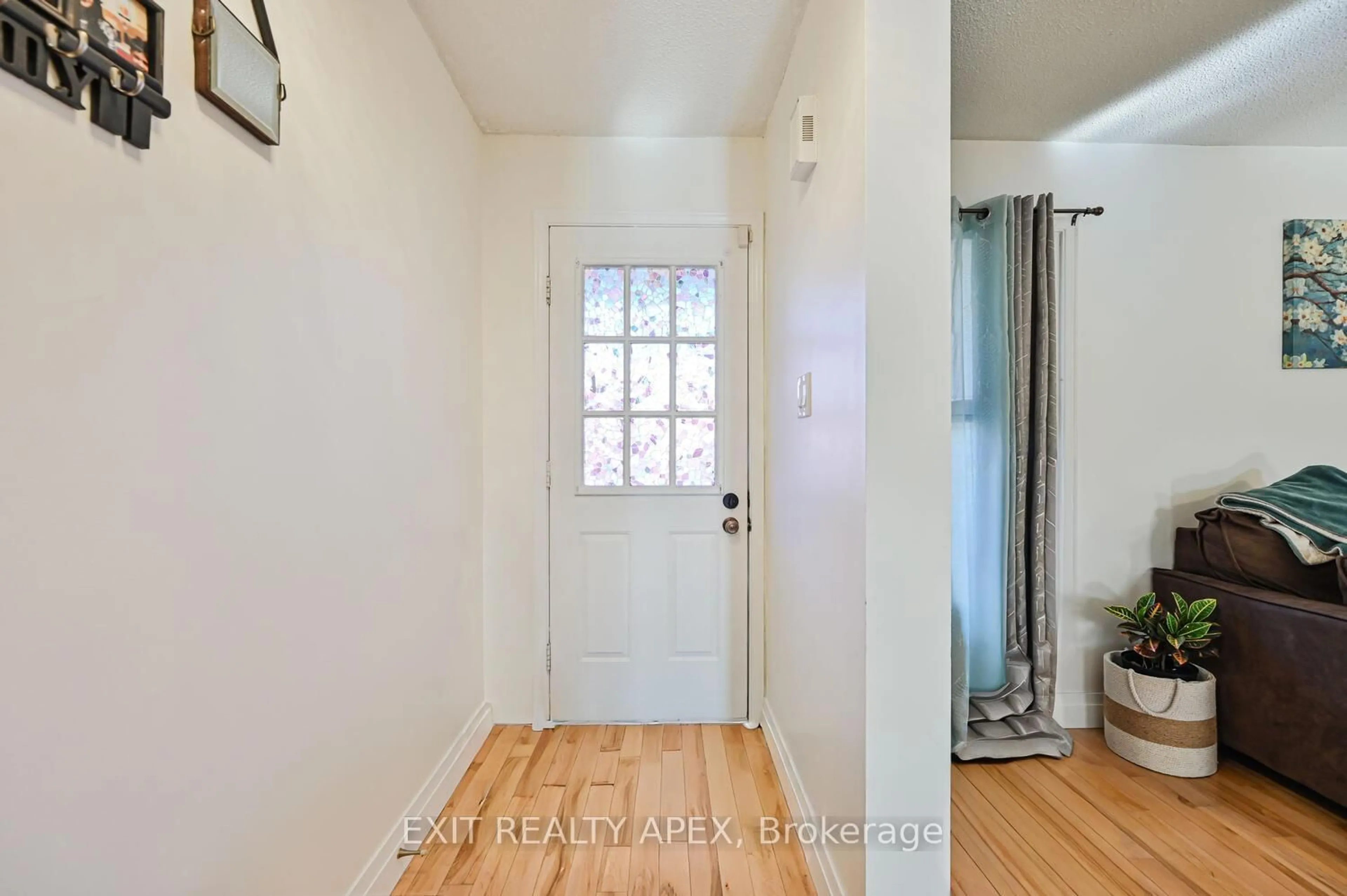 Indoor entryway for 138 Heydon Ave, New Tecumseth Ontario L9R 1P1