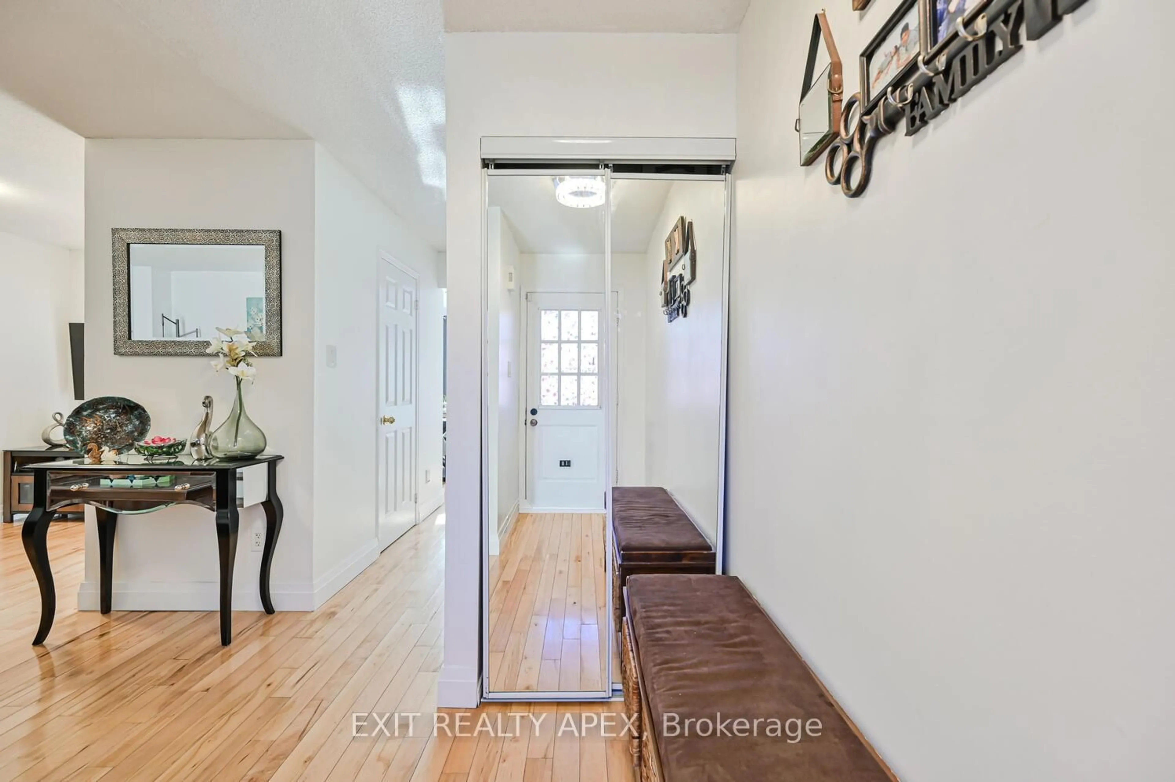 Indoor entryway for 138 Heydon Ave, New Tecumseth Ontario L9R 1P1