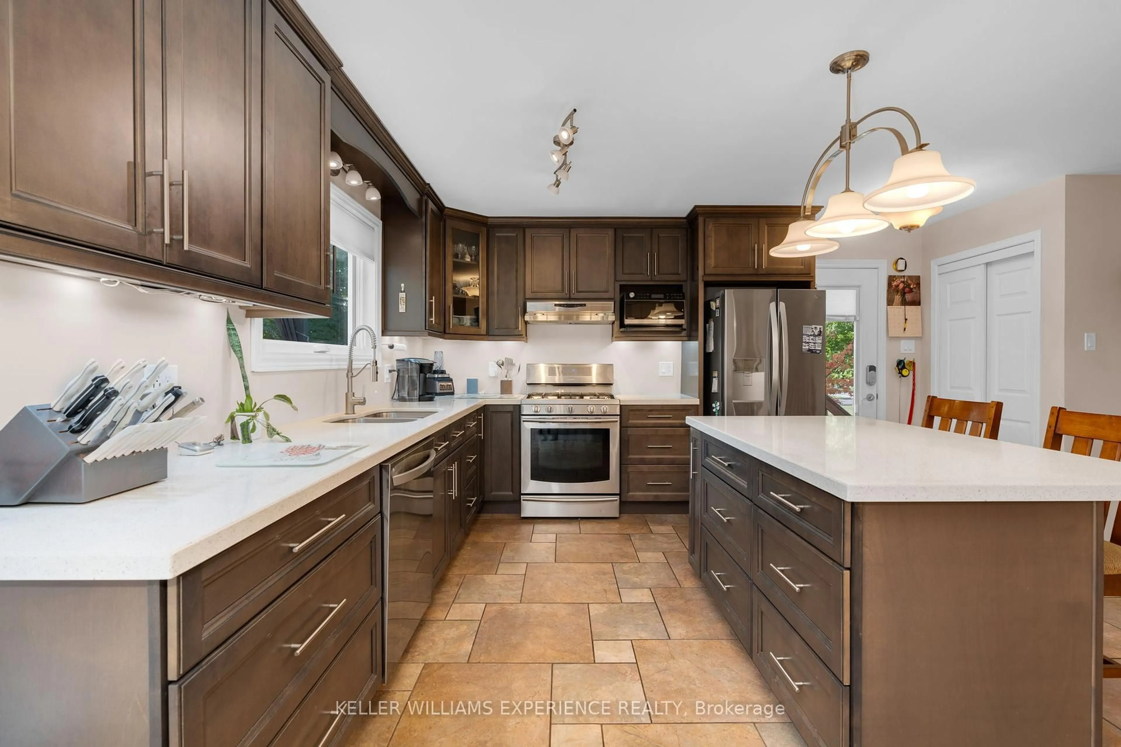 Open concept kitchen, ceramic/tile floor for 2049 MOUNTBATTEN Ave, Innisfil Ontario L9S 1T8