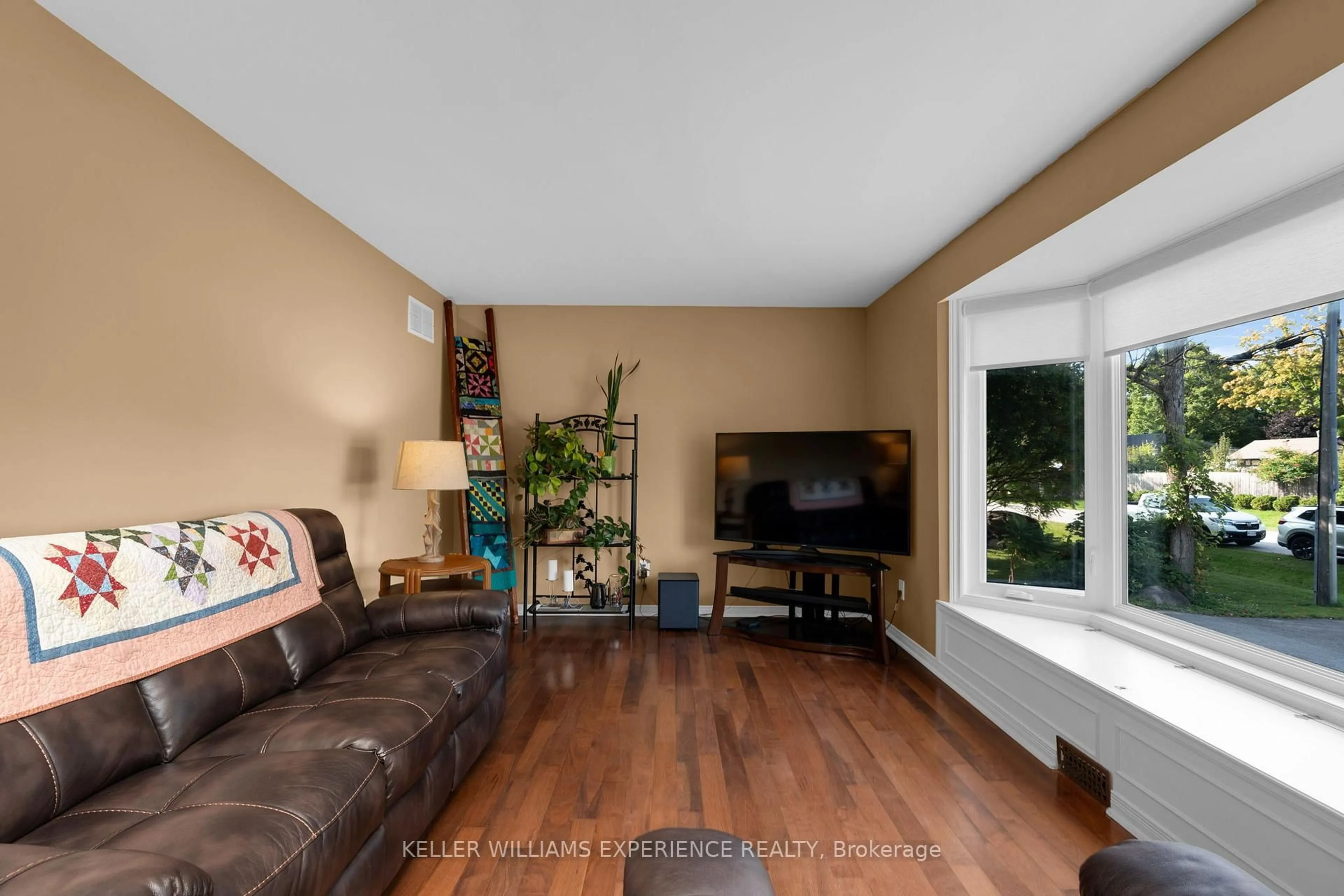 Living room with furniture, unknown for 2049 MOUNTBATTEN Ave, Innisfil Ontario L9S 1T8