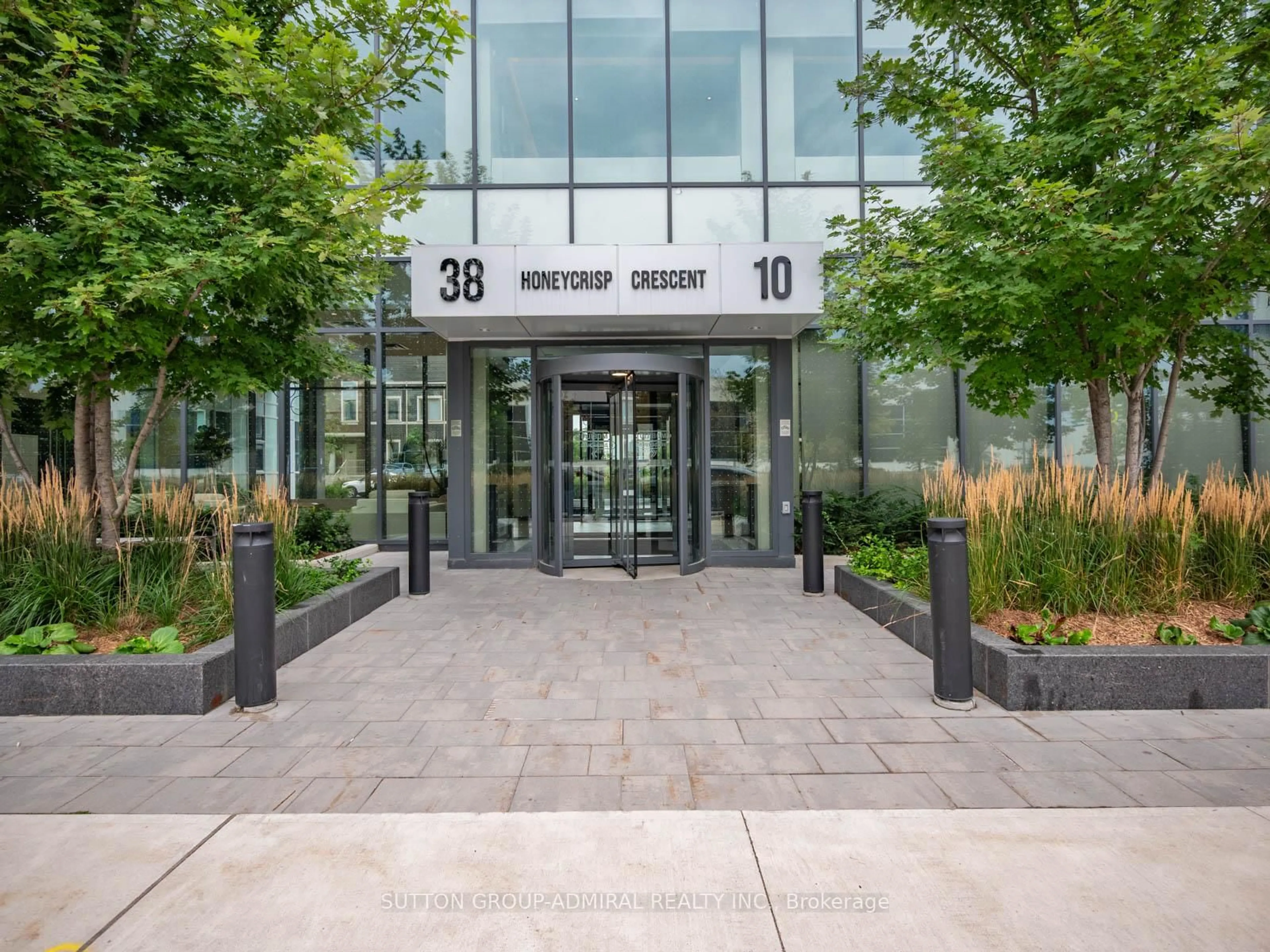 Indoor foyer for 10 Honeycrisp Cres #1607, Vaughan Ontario L4K 0M7