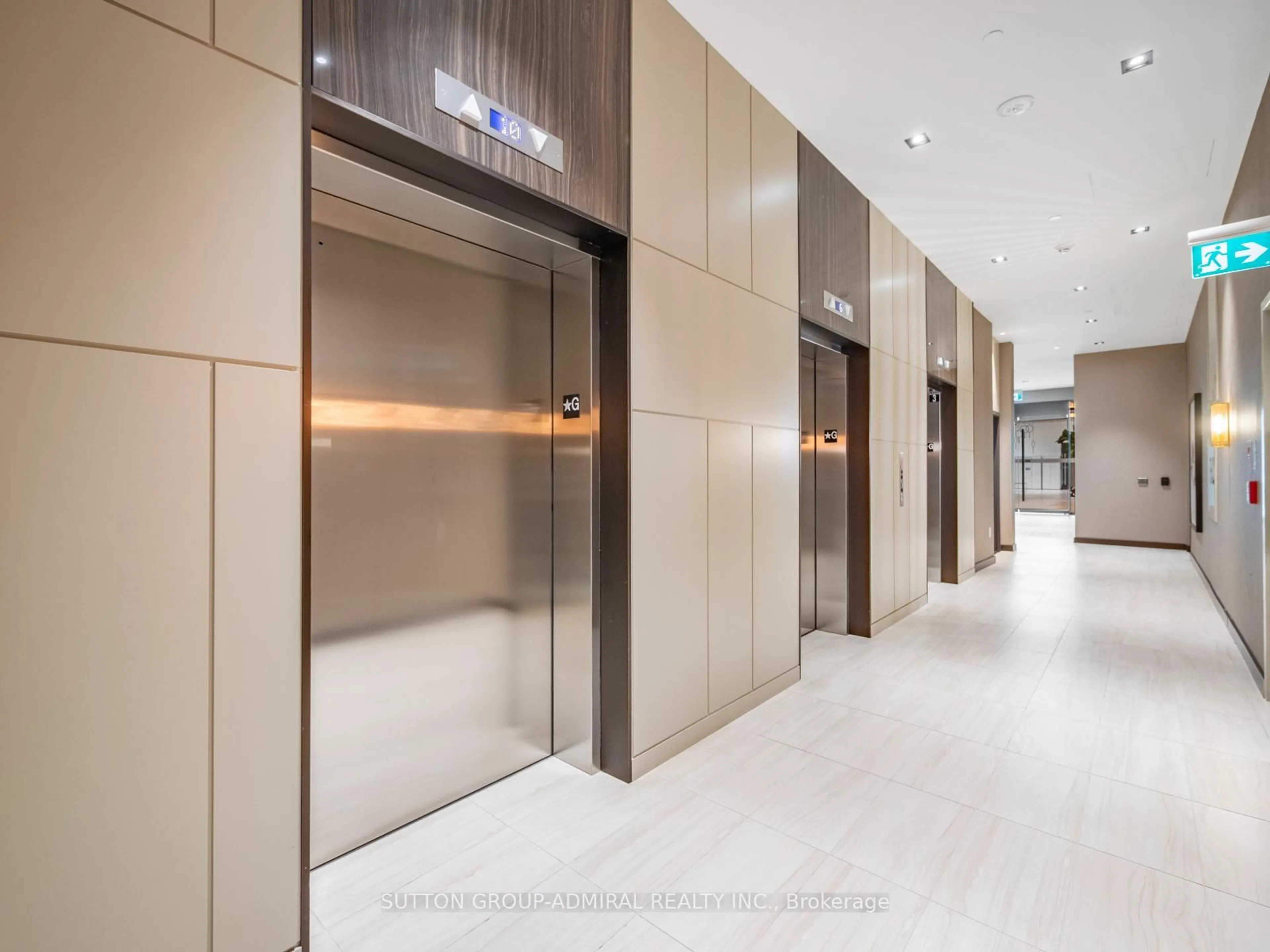 Indoor foyer for 10 Honeycrisp Cres #1607, Vaughan Ontario L4K 0M7