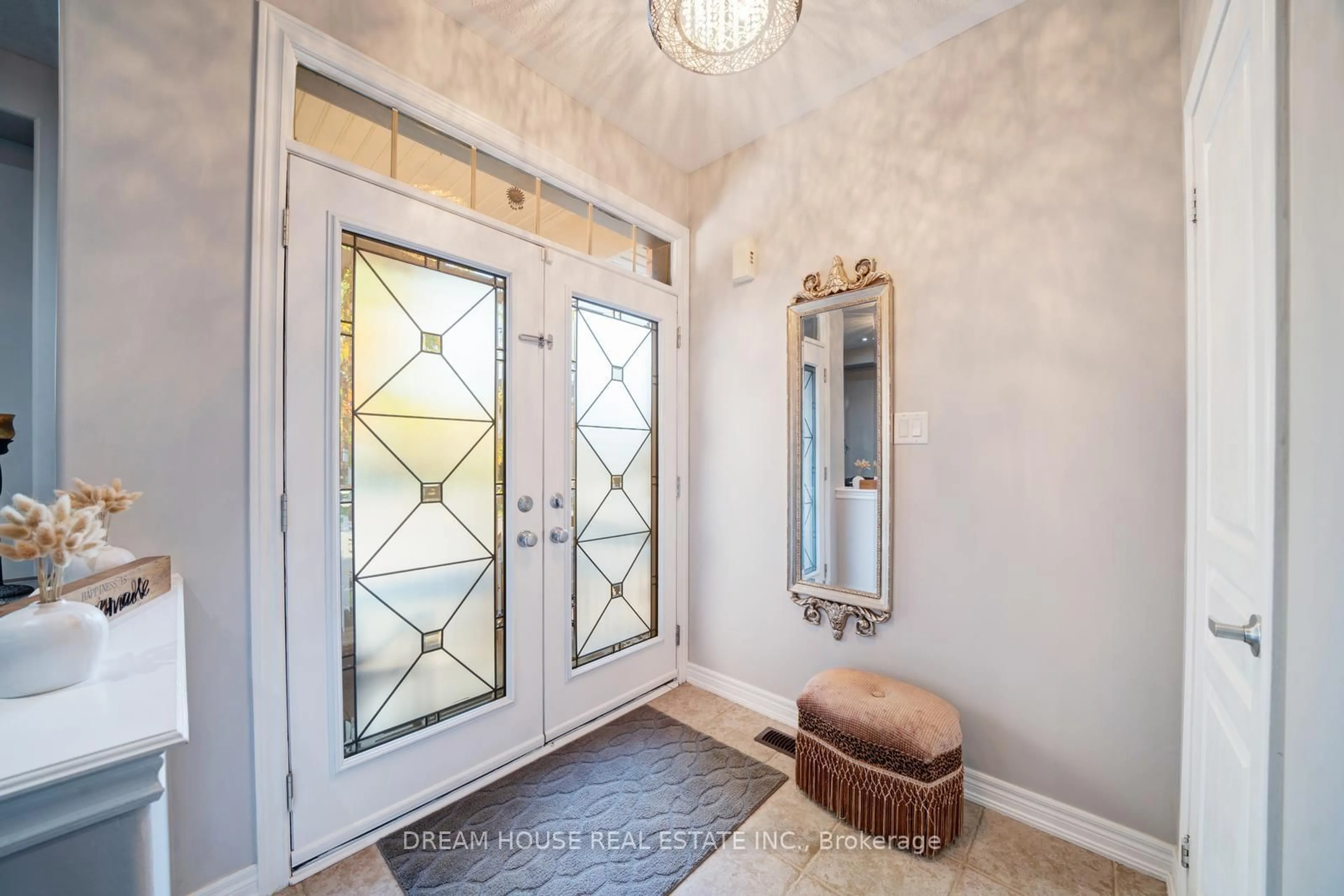 Indoor entryway for 20 Heather Dr, Richmond Hill Ontario L4E 0N3
