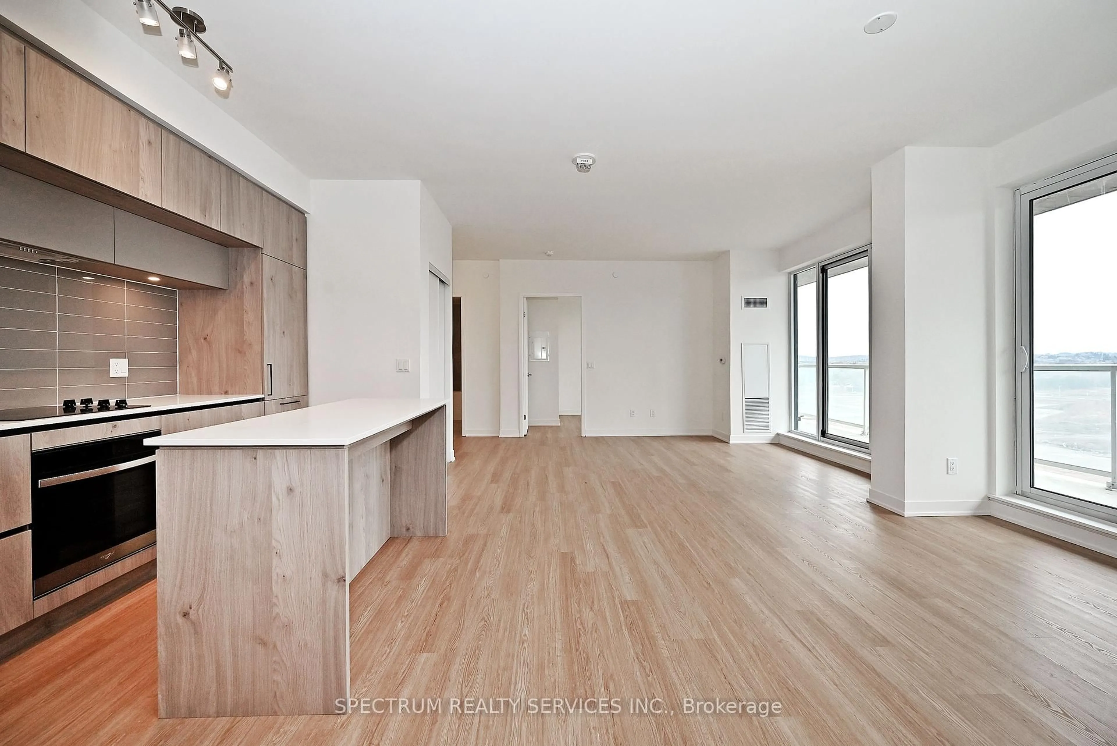 Open concept kitchen, wood/laminate floor for 2 David Eyer Rd #1027, Richmond Hill Ontario L4S 0N6