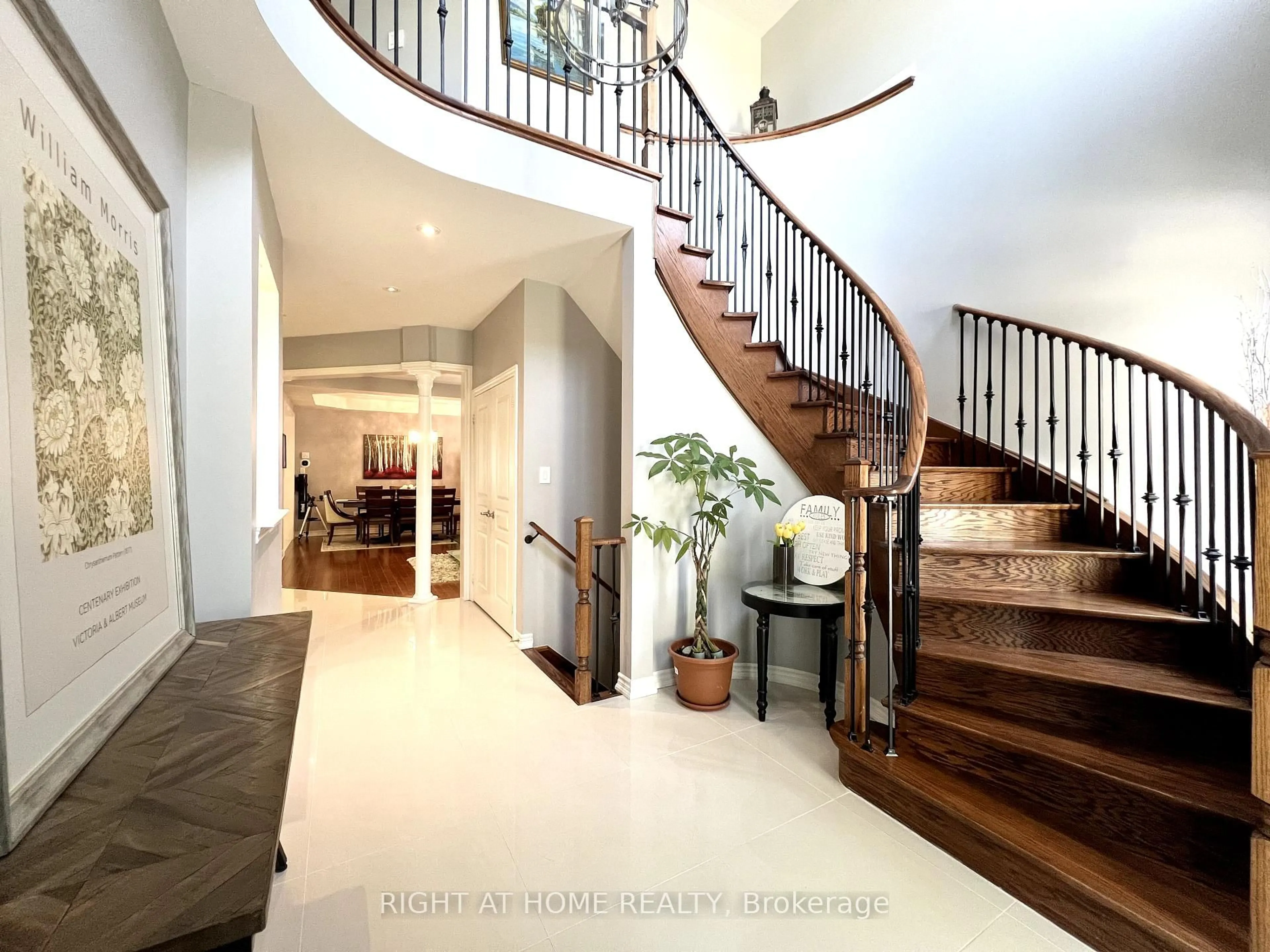 Indoor entryway for 1209 McTavish Dr, Newmarket Ontario L3X 0A9