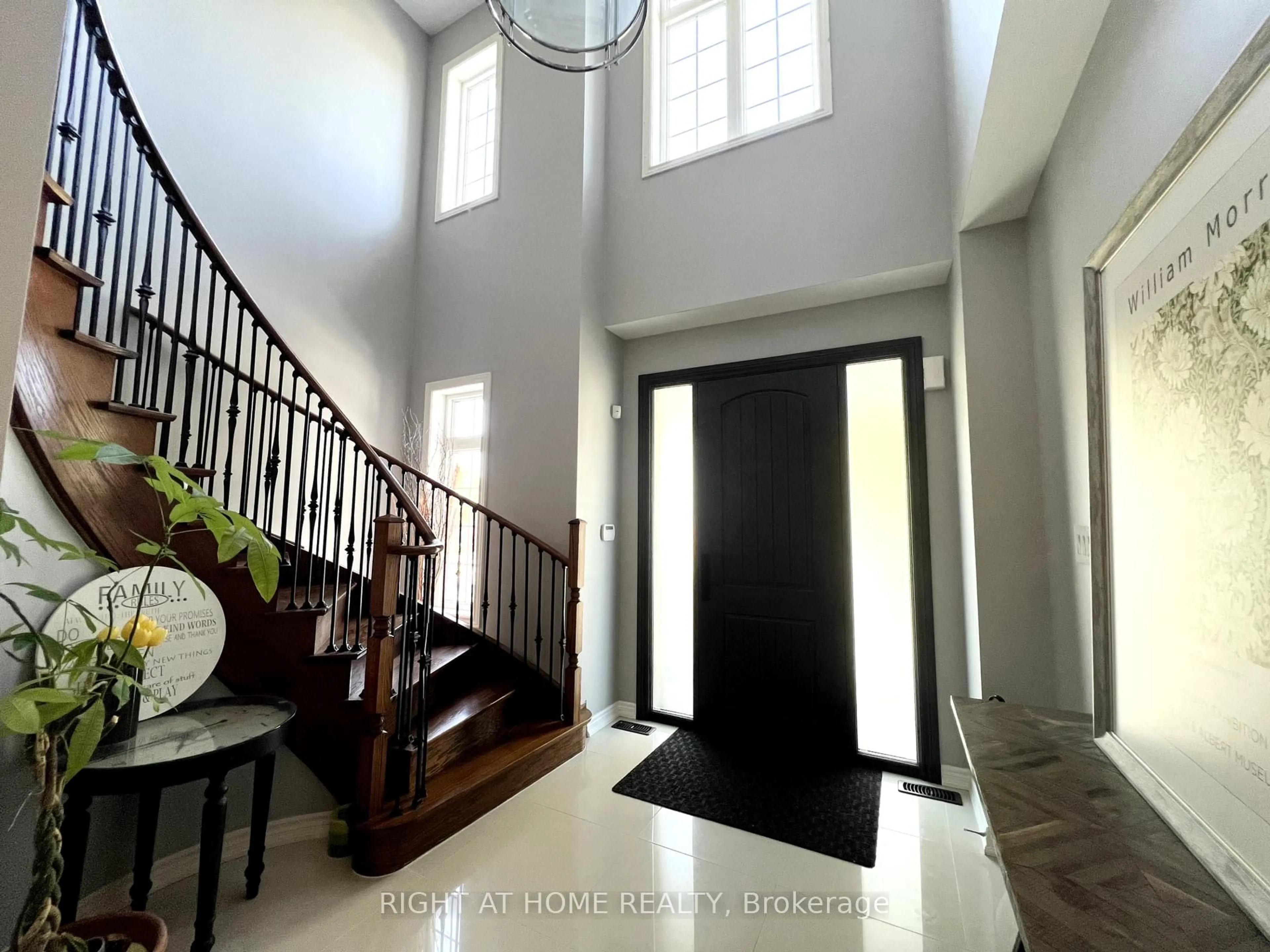 Indoor foyer for 1209 McTavish Dr, Newmarket Ontario L3X 0A9