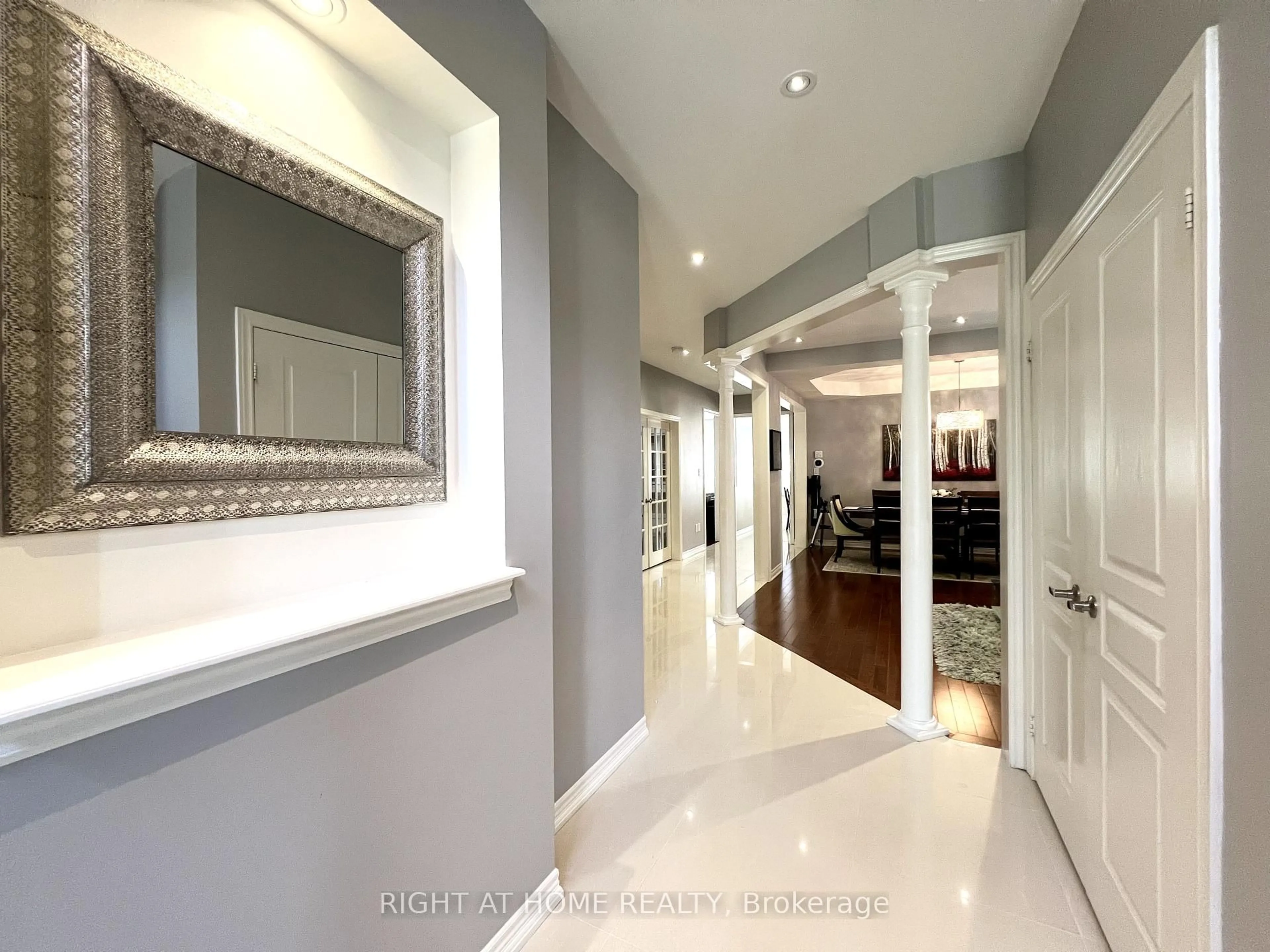 Indoor entryway for 1209 McTavish Dr, Newmarket Ontario L3X 0A9