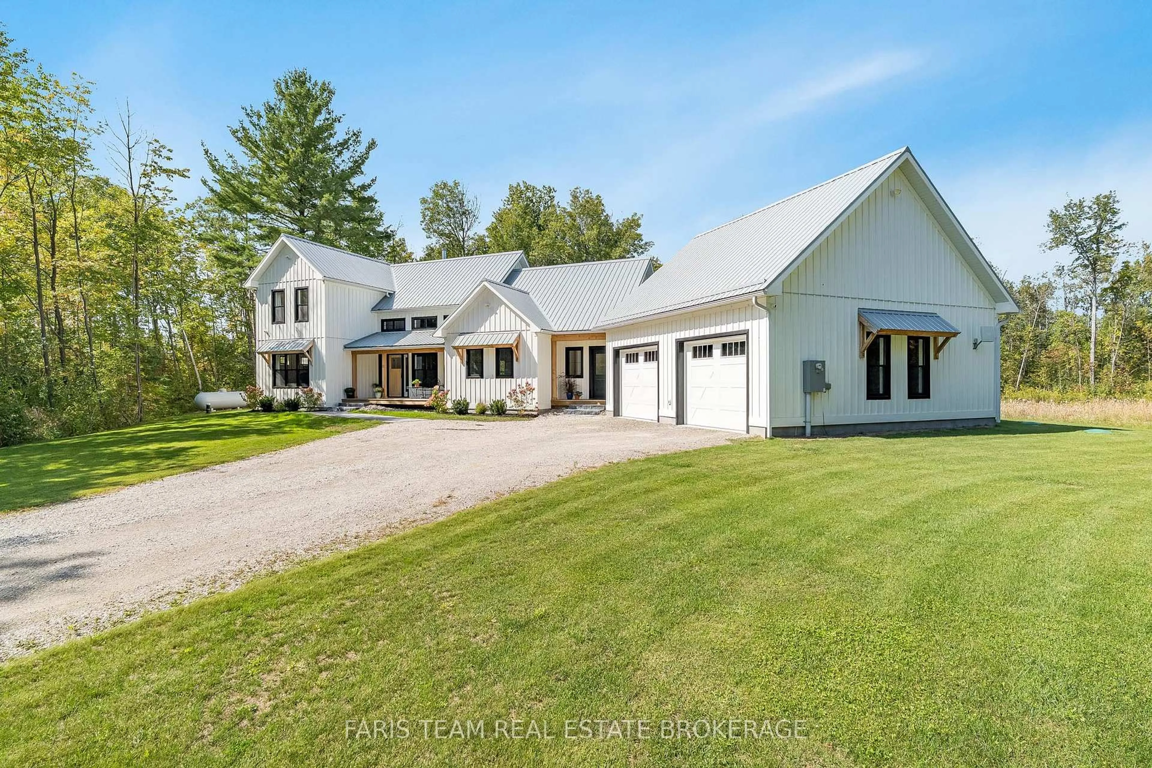 A pic from outside/outdoor area/front of a property/back of a property/a pic from drone, unknown for 190 Toll Rd, King Ontario L9N 1G6