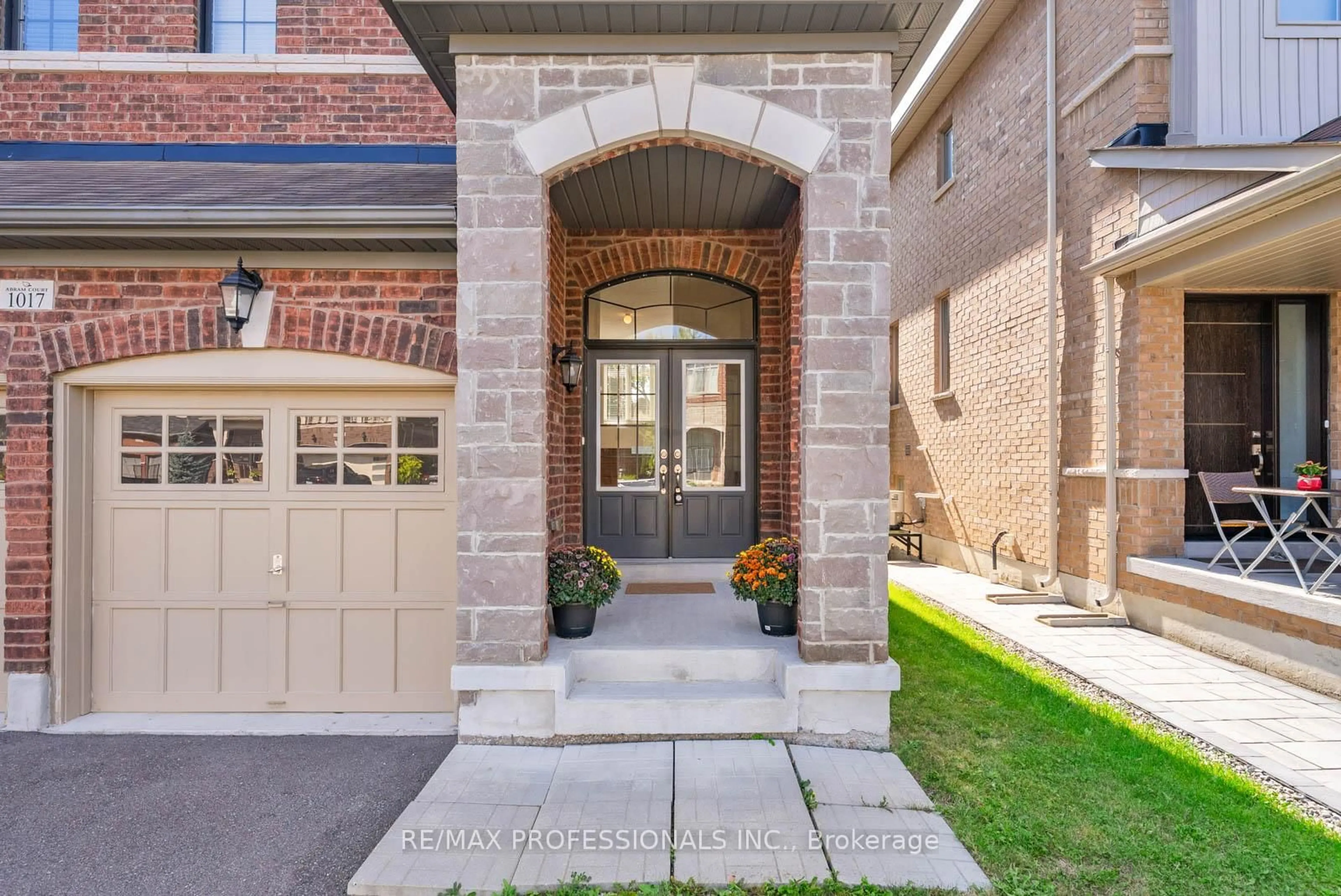 Home with brick exterior material, street for 1017 Abram Crt, Innisfil Ontario L9S 0K3