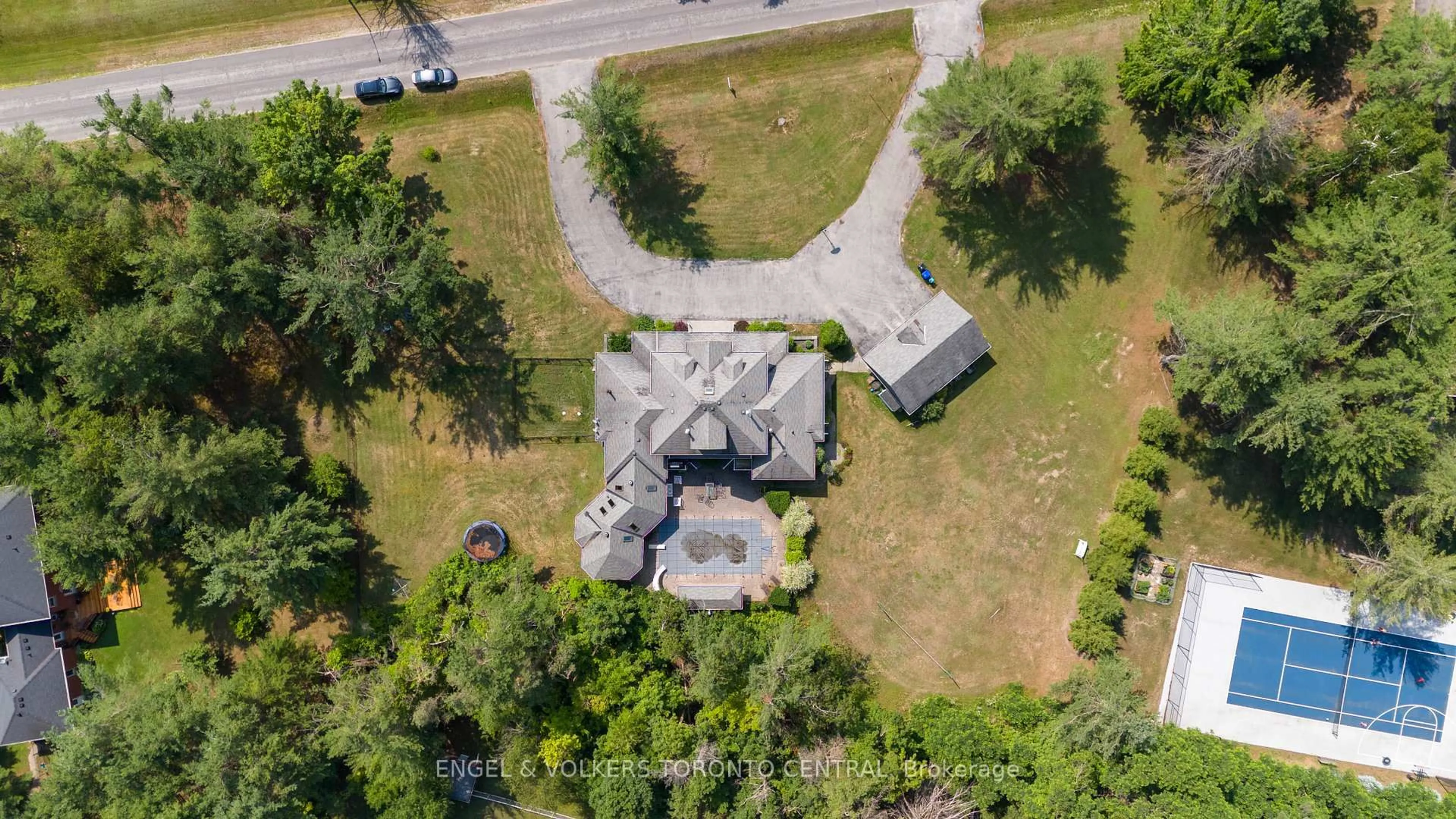 A pic from outside/outdoor area/front of a property/back of a property/a pic from drone, street for 1946 Wilkinson St, Innisfil Ontario L9S 1X3