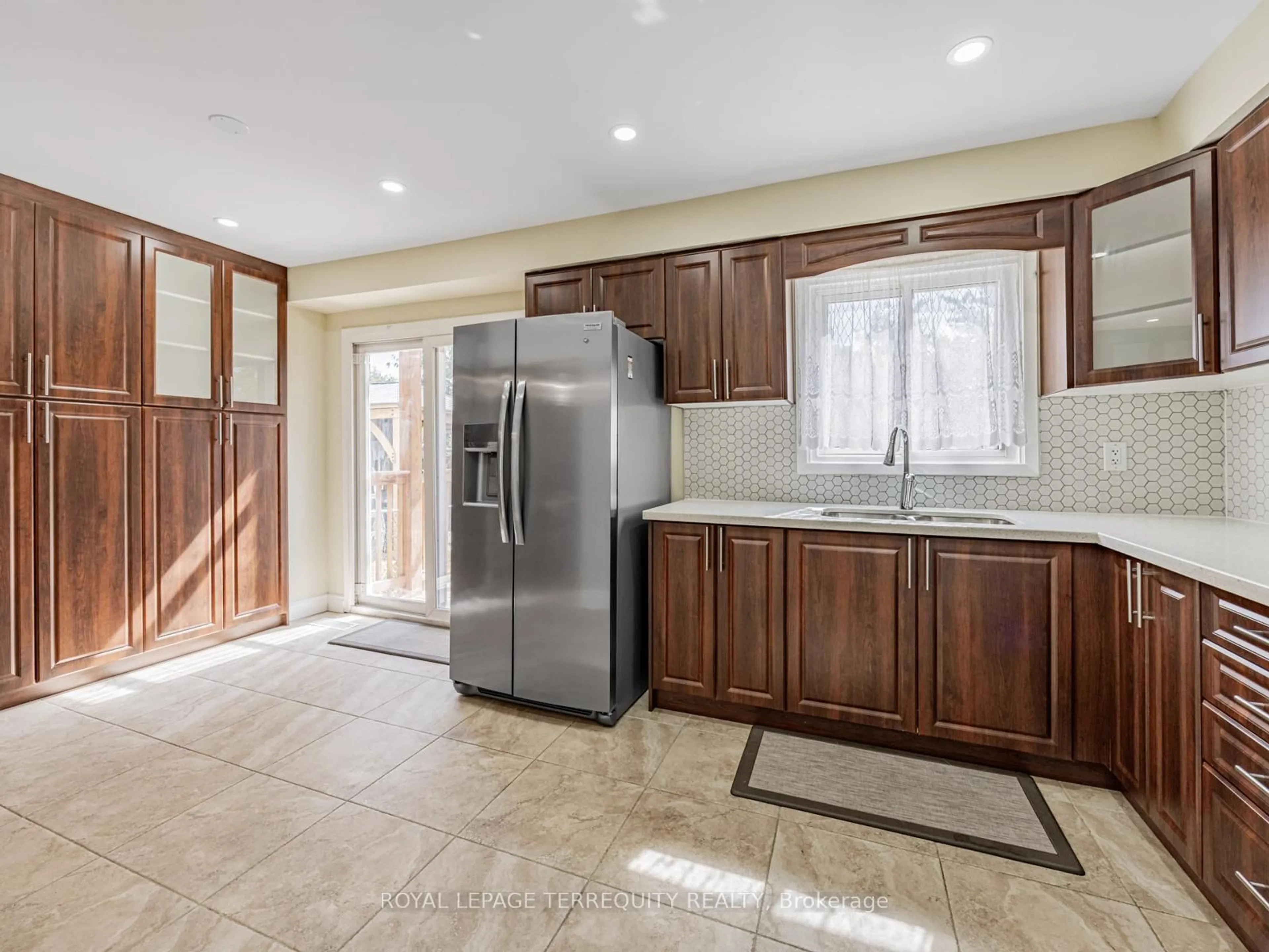 Open concept kitchen, ceramic/tile floor for 65 Bob O'link Ave, Vaughan Ontario L4K 1H1
