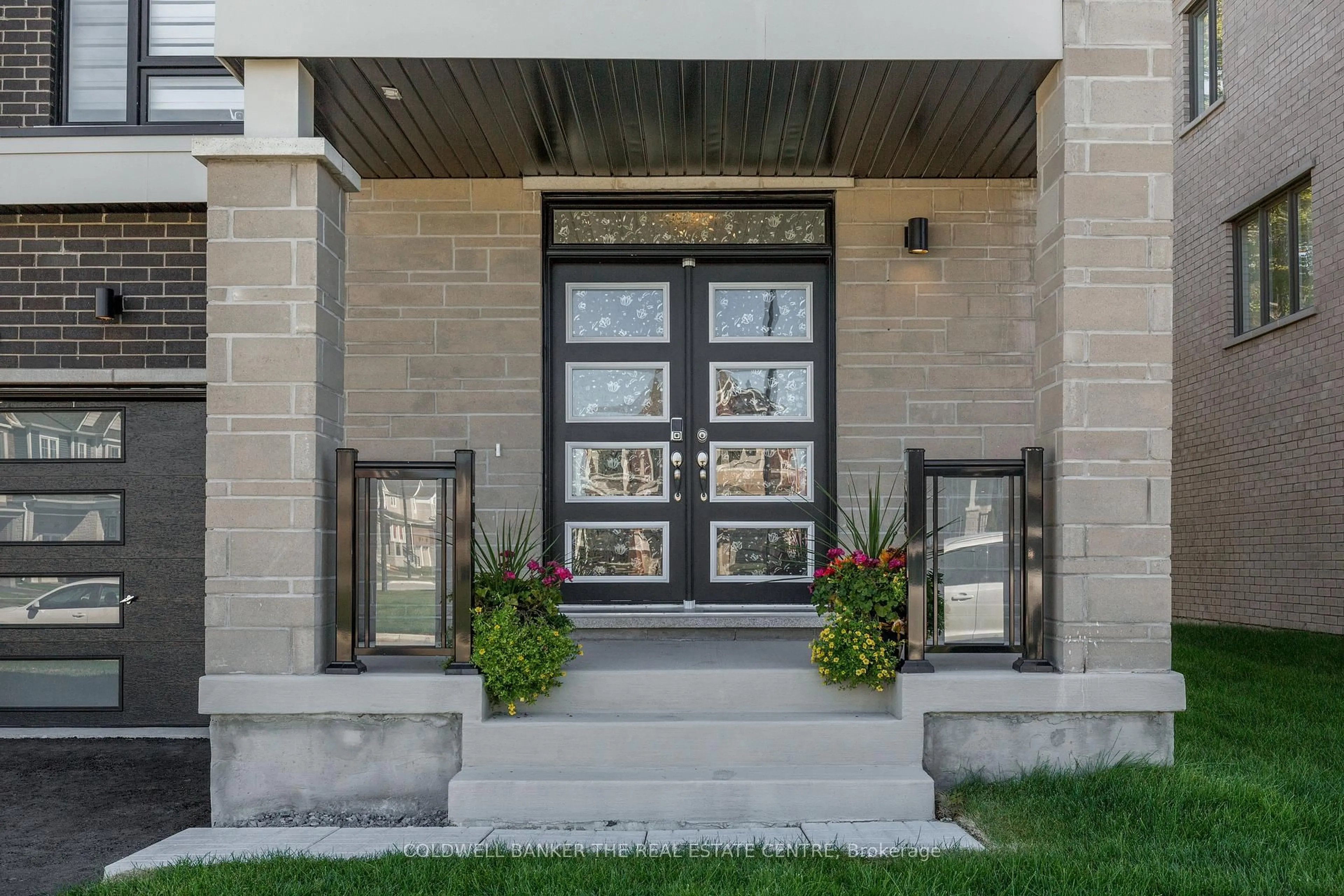 Indoor entryway for 550 Mika St, Innisfil Ontario L9S 0S3