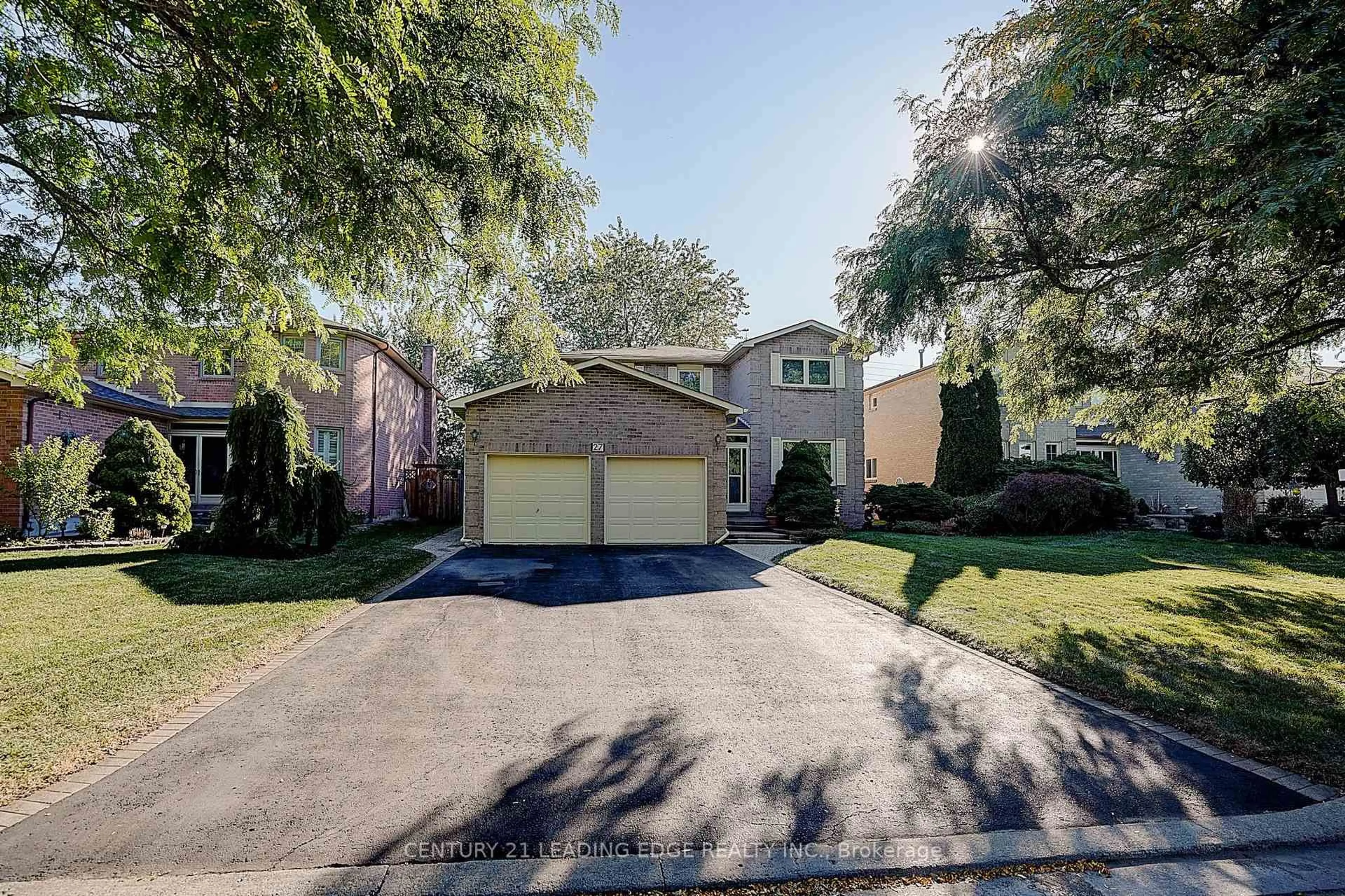 A pic from outside/outdoor area/front of a property/back of a property/a pic from drone, street for 27 SAWYER Cres, Markham Ontario L3P 5T8