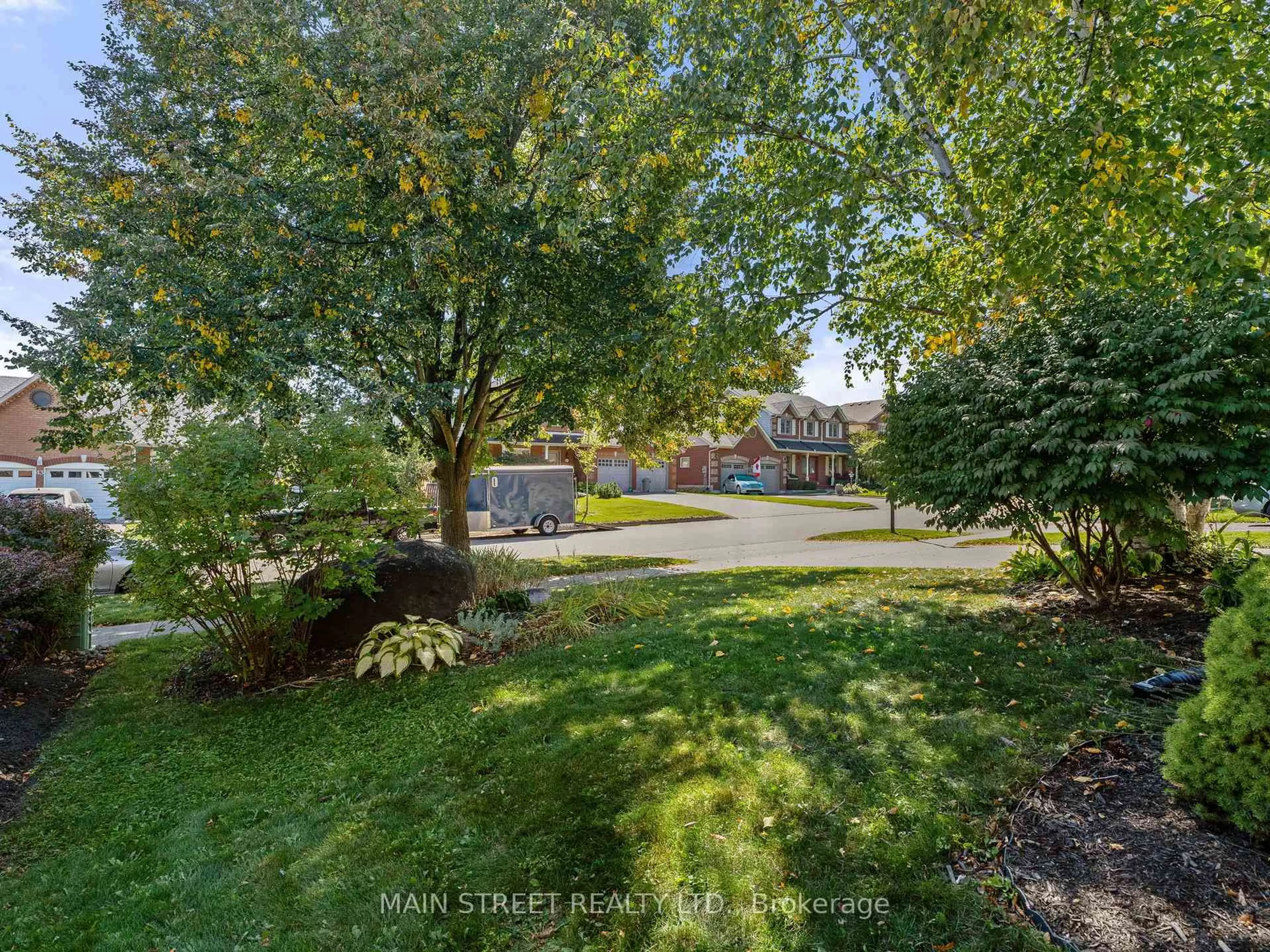 A pic from outside/outdoor area/front of a property/back of a property/a pic from drone, unknown for 44 South Beech St, Uxbridge Ontario L9P 1G1