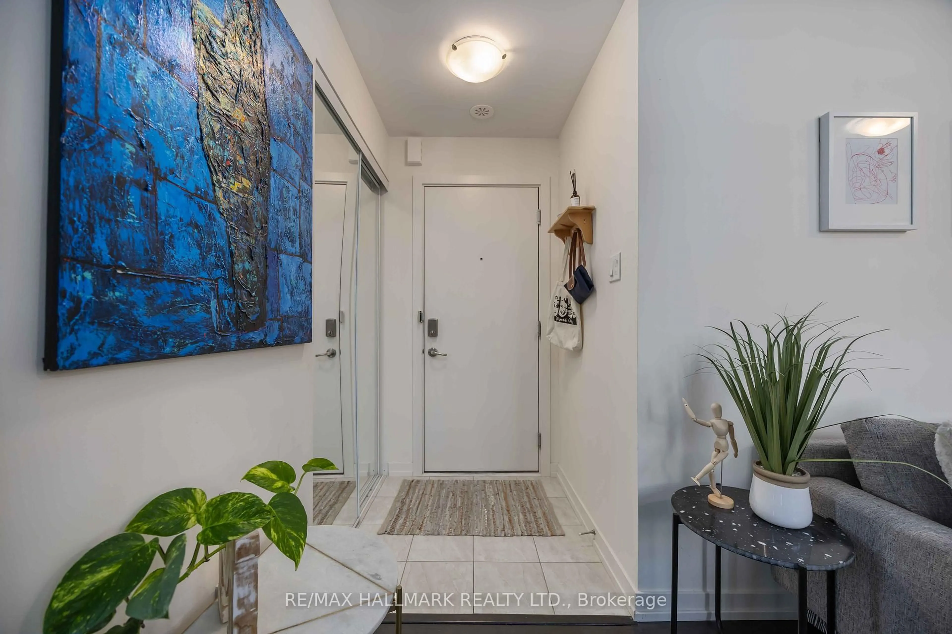 Indoor entryway for 18 Whitaker Way #244, Whitchurch-Stouffville Ontario L4A 4T4