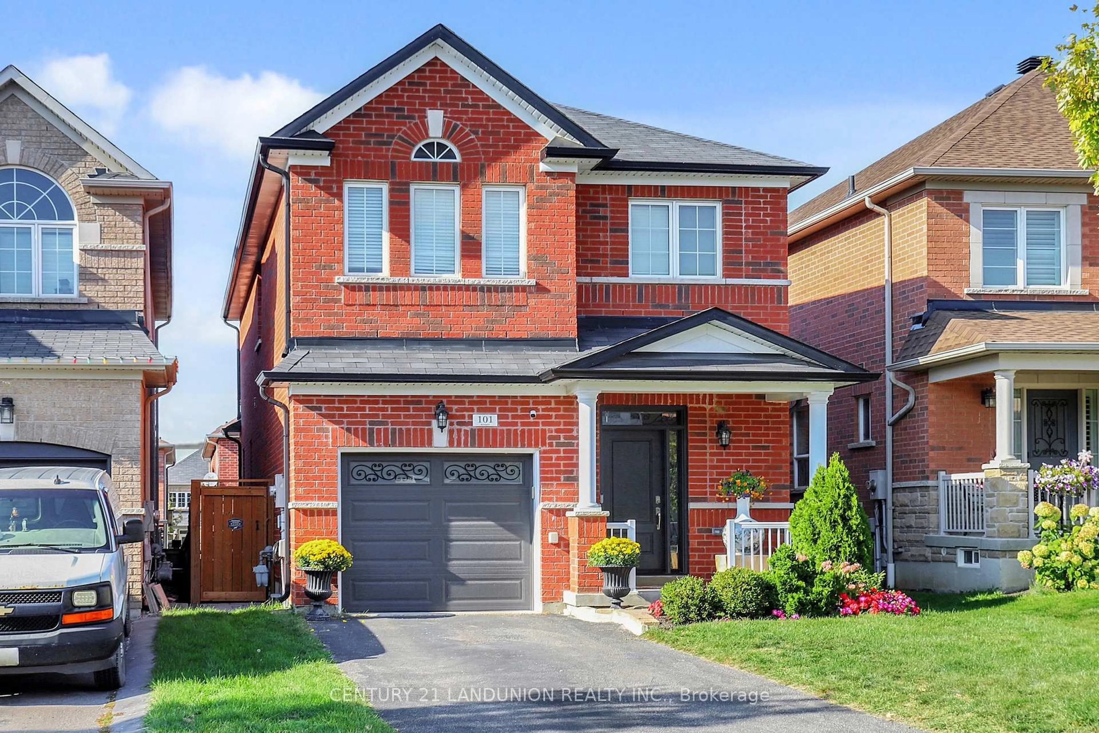 Home with brick exterior material, street for 101 Gar Lehman Ave, Whitchurch-Stouffville Ontario L4A 0W9