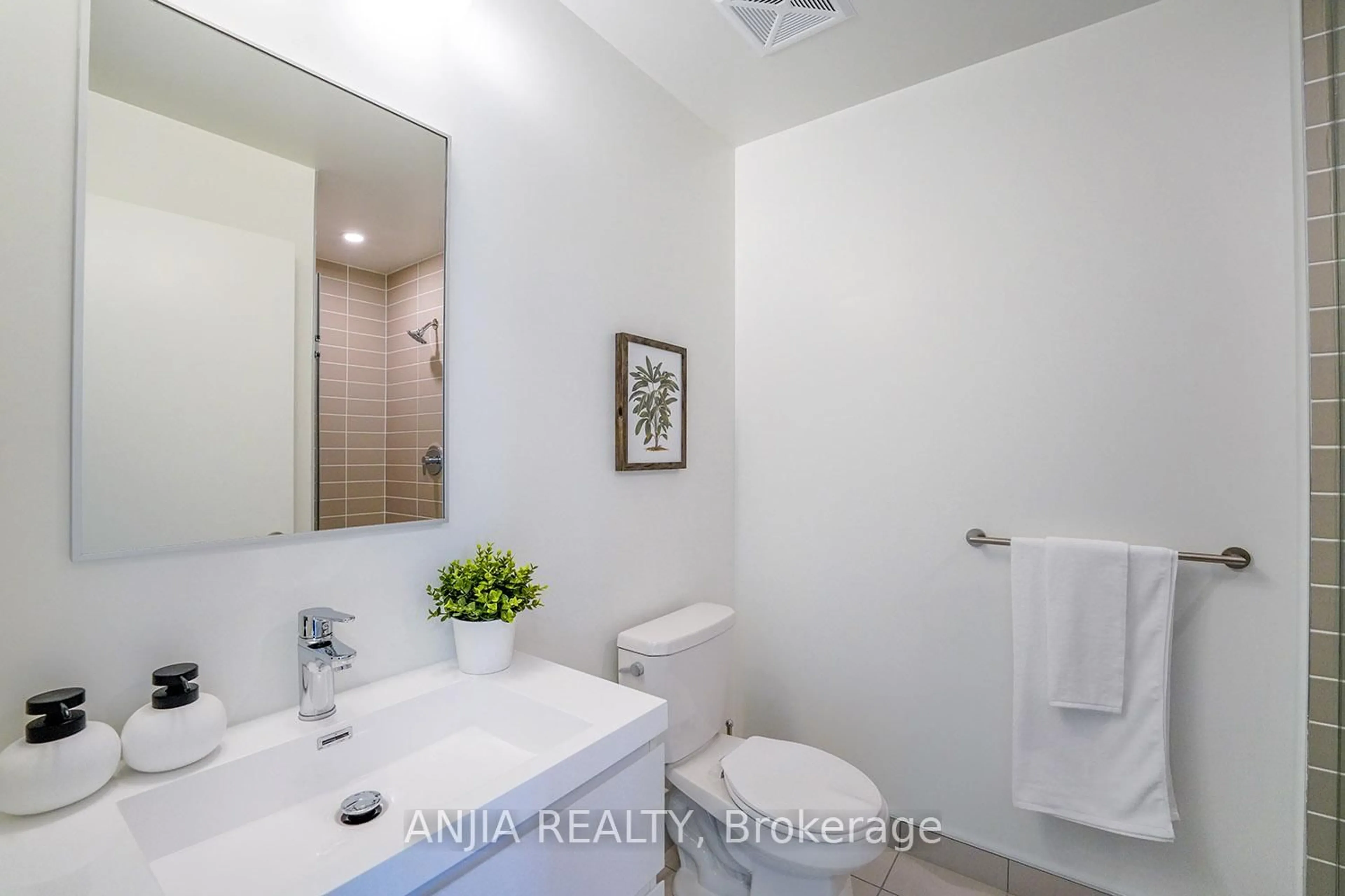 Standard bathroom, ceramic/tile floor for 8119 Birchmount Rd #1019, Markham Ontario L6G 0H5