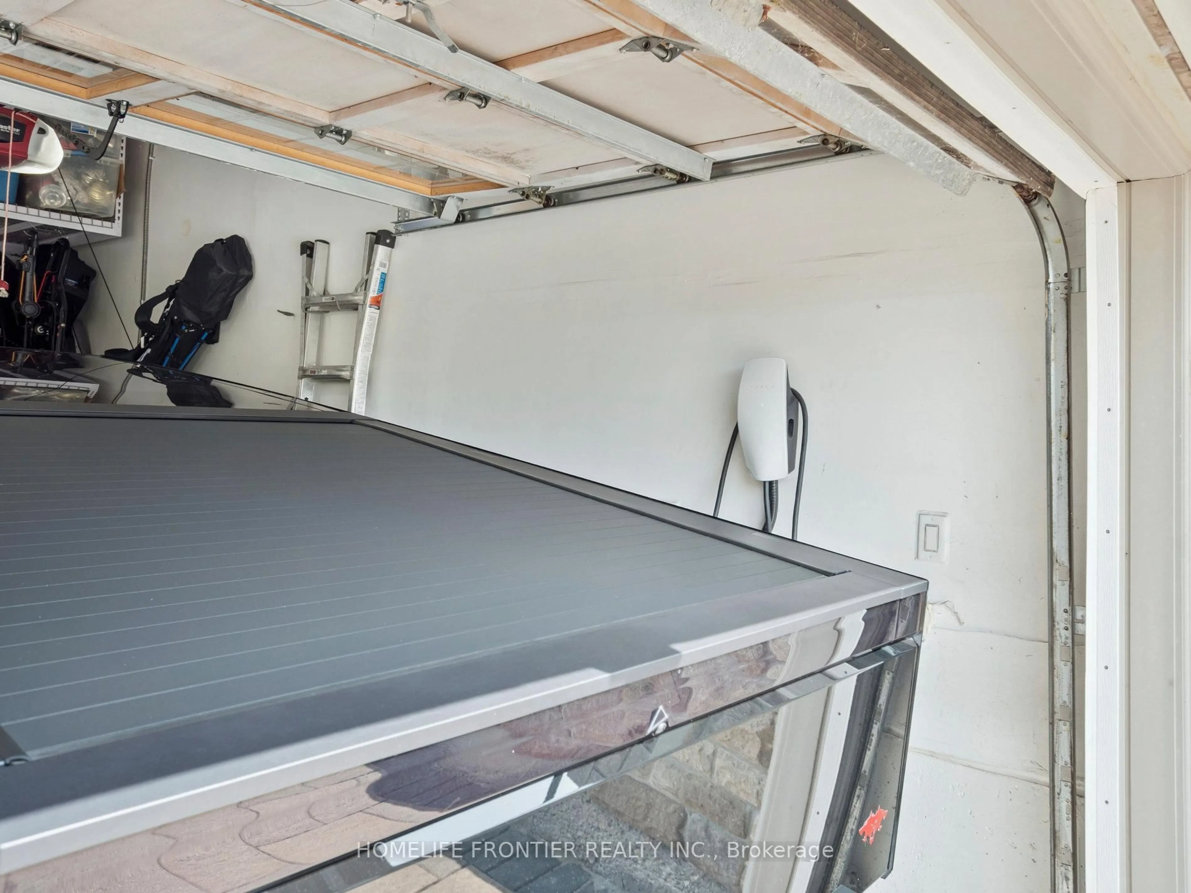 Indoor garage for 166 Stanton Ave, Vaughan Ontario L4H 3P5