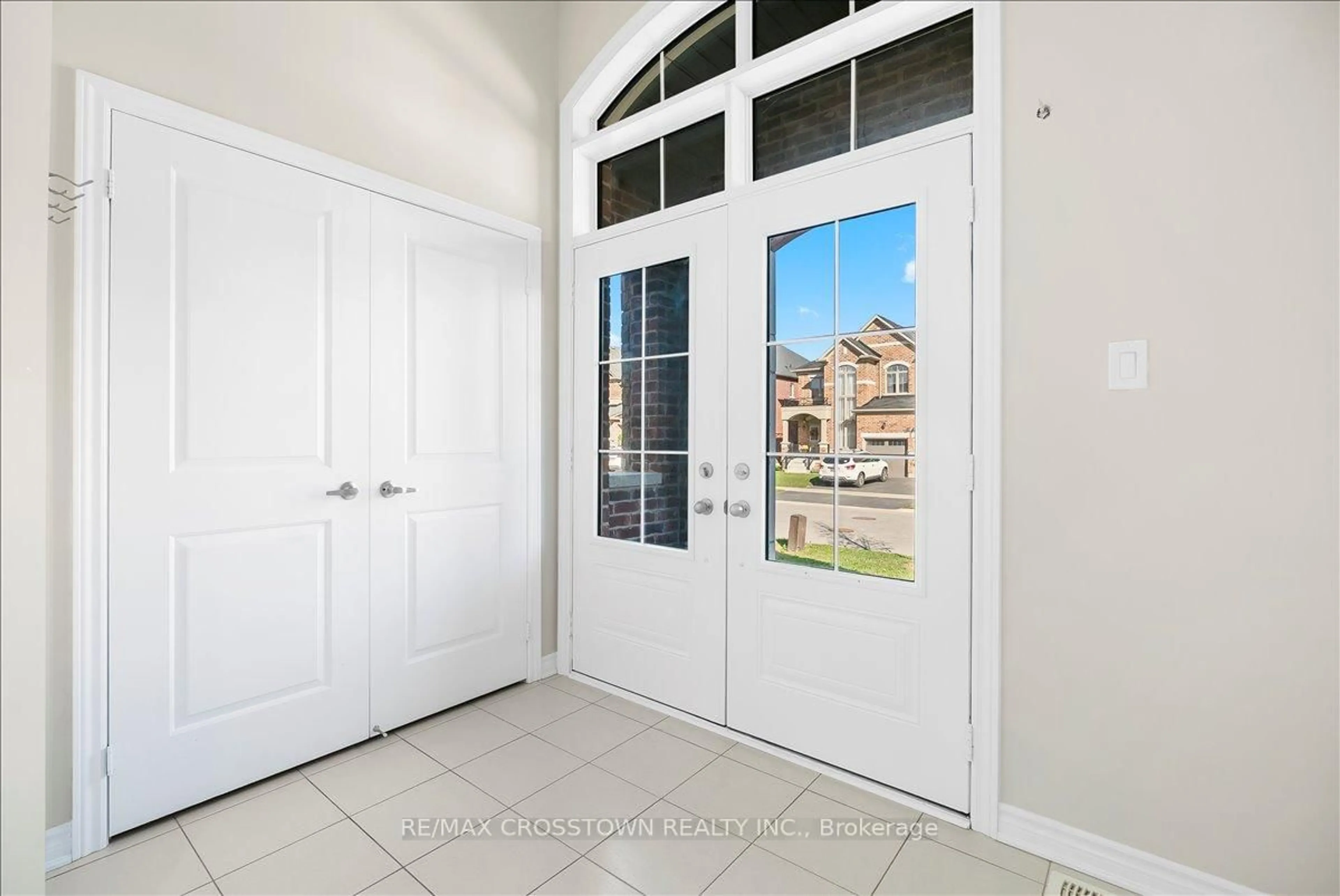 Indoor entryway for 1033 Barton Way, Innisfil Ontario L9S 0N5