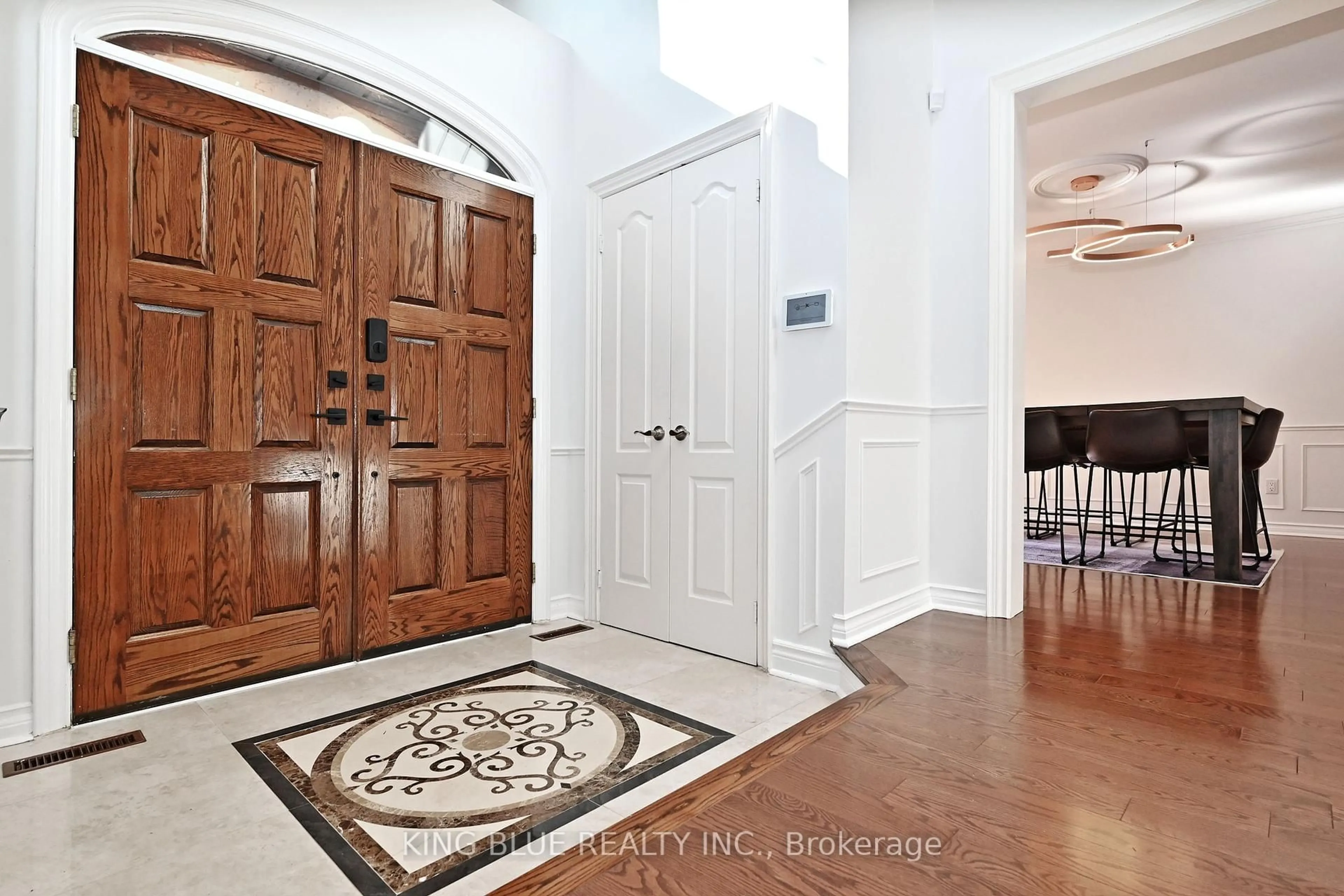 Indoor entryway for 22 Ardwold Gate, Richmond Hill Ontario L4B 2K2