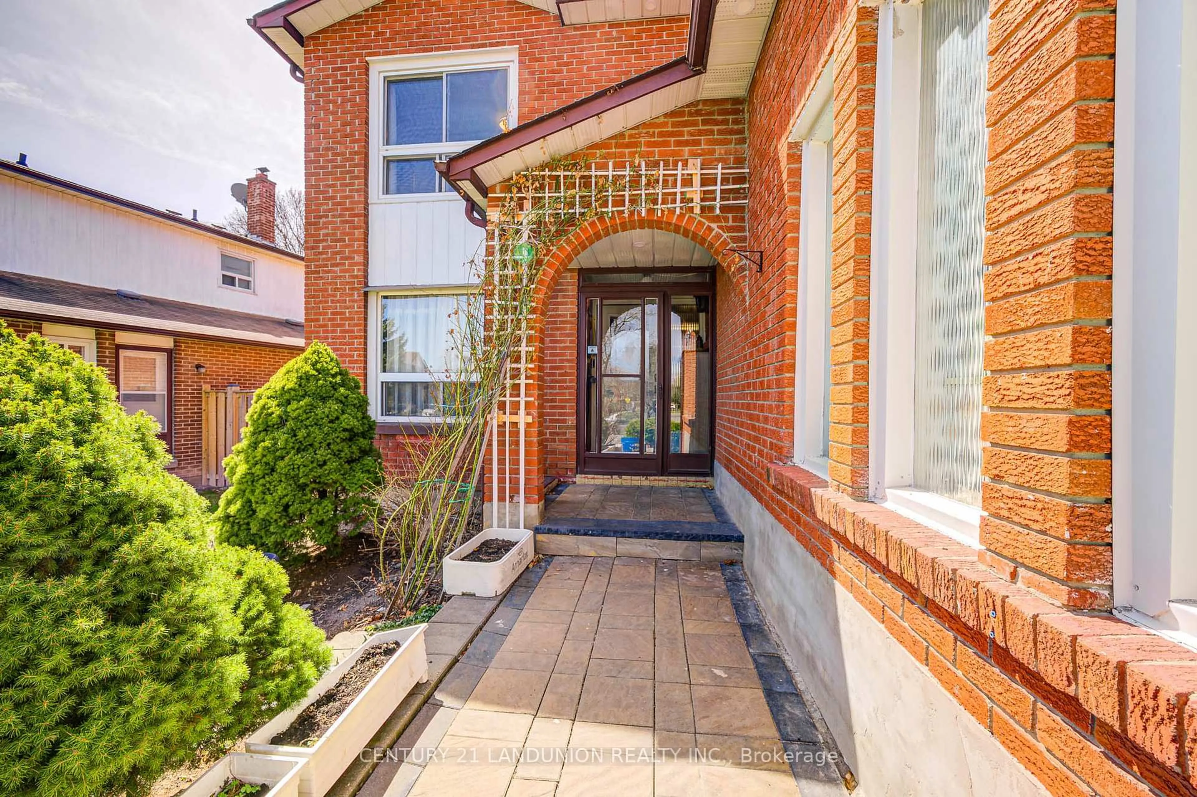Home with brick exterior material, street for 183 Willowbrook Rd, Markham Ontario L3T 5L5