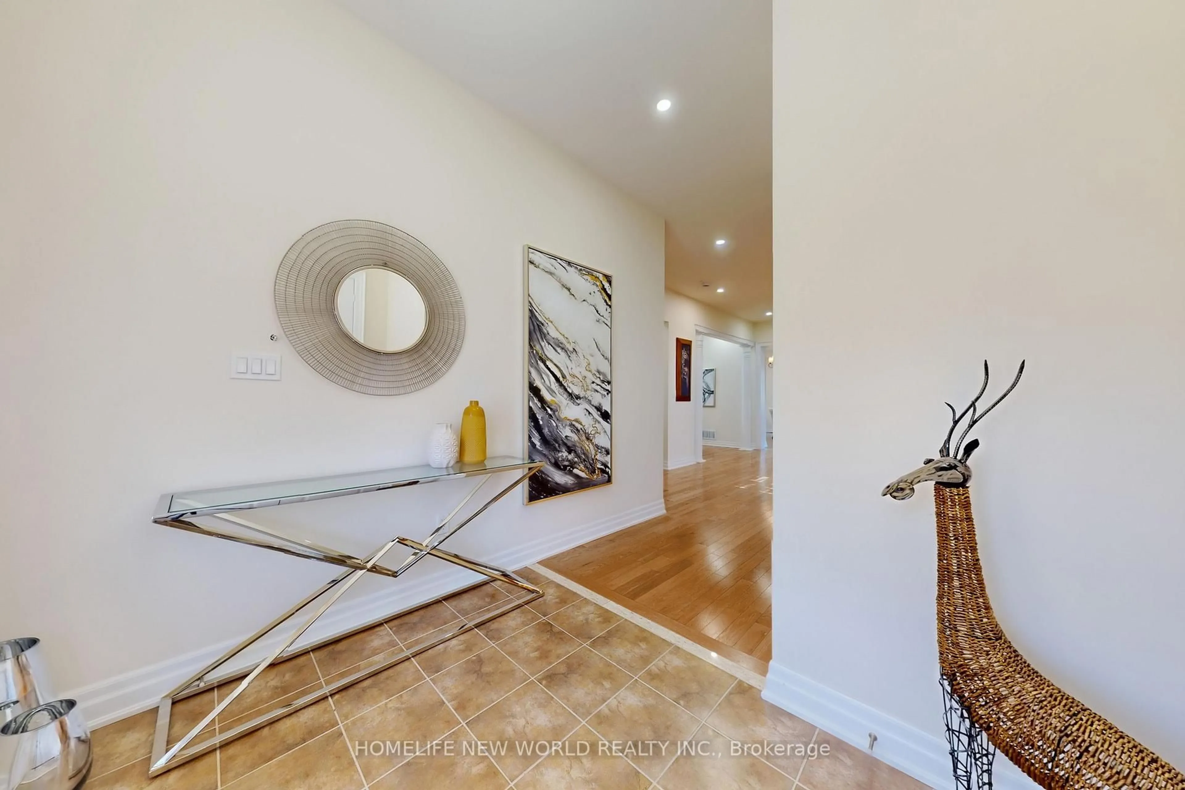 Indoor entryway for 36 Strawbridge Farm Dr, Aurora Ontario L4G 7A1