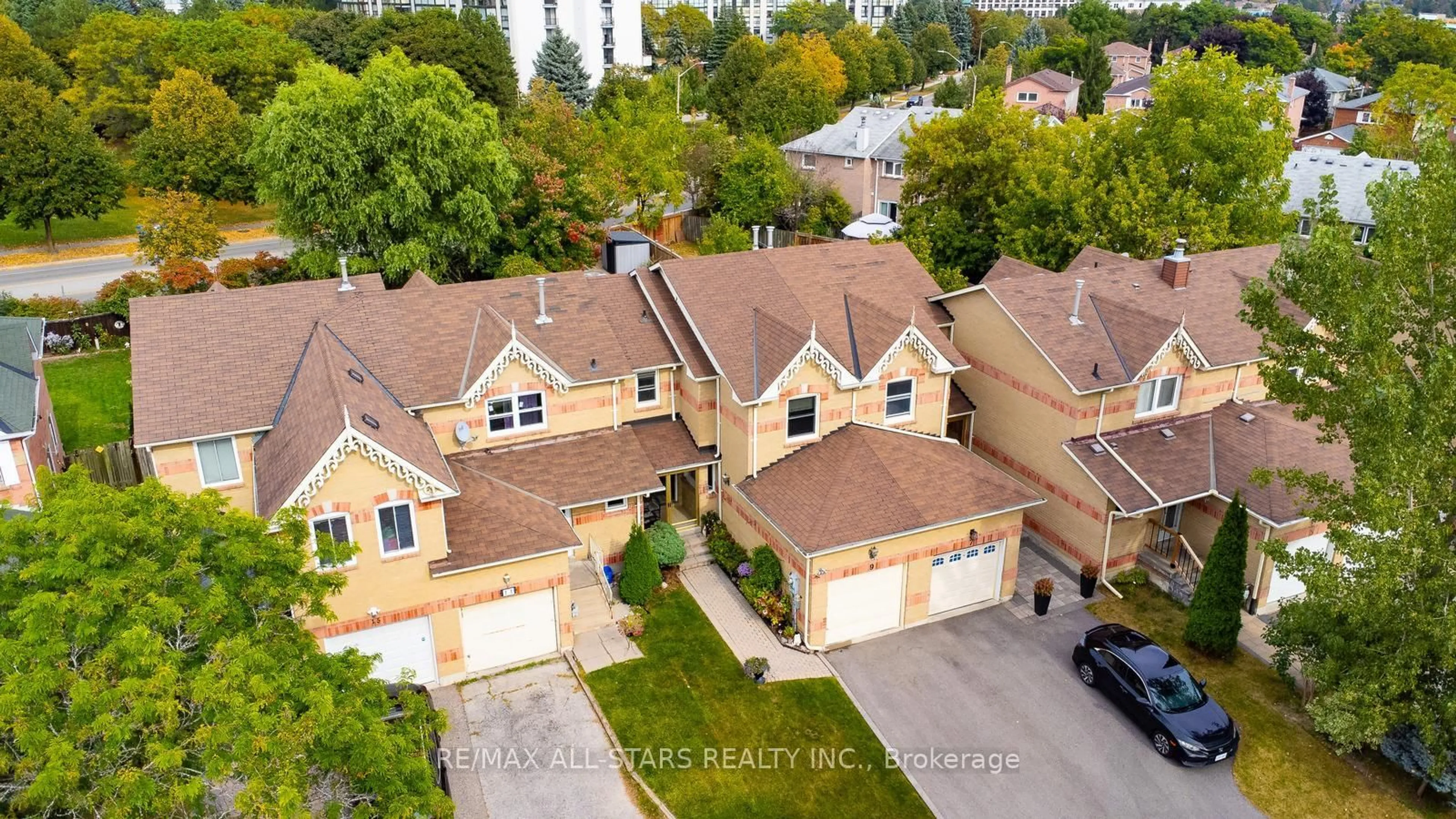 A pic from outside/outdoor area/front of a property/back of a property/a pic from drone, street for 9 Steepleview Cres, Richmond Hill Ontario L4C 9R1
