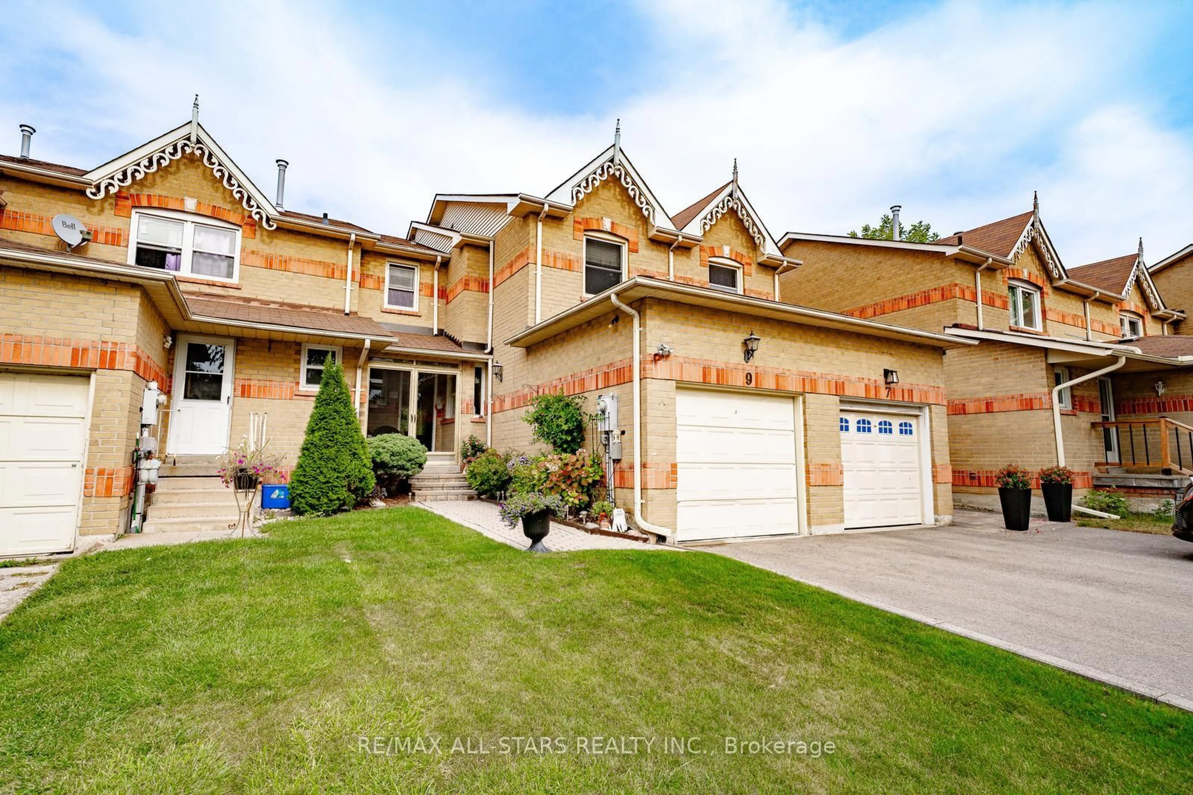 Home with vinyl exterior material, street for 9 Steepleview Cres, Richmond Hill Ontario L4C 9R1