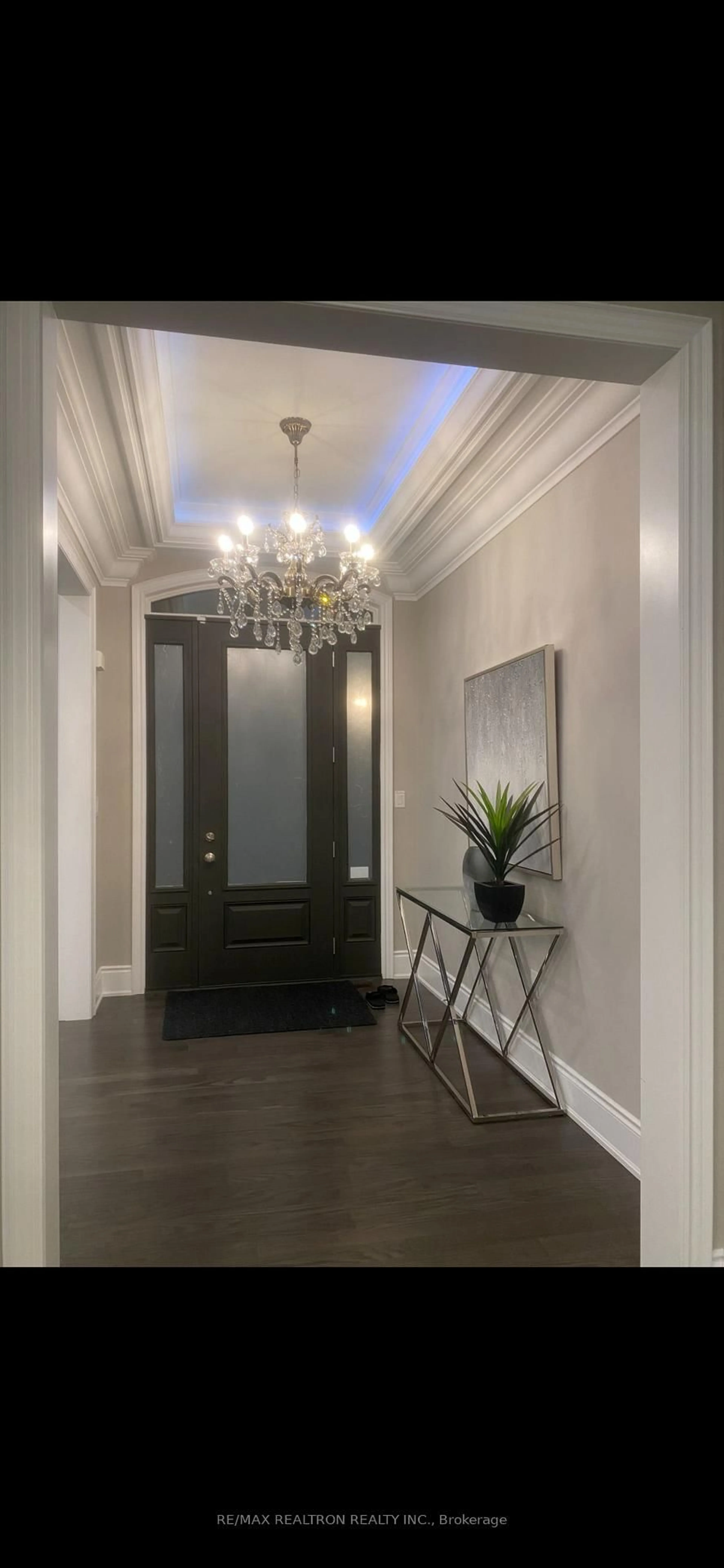 Indoor entryway for 48 Cairns Gate, King Ontario L7B 0P5