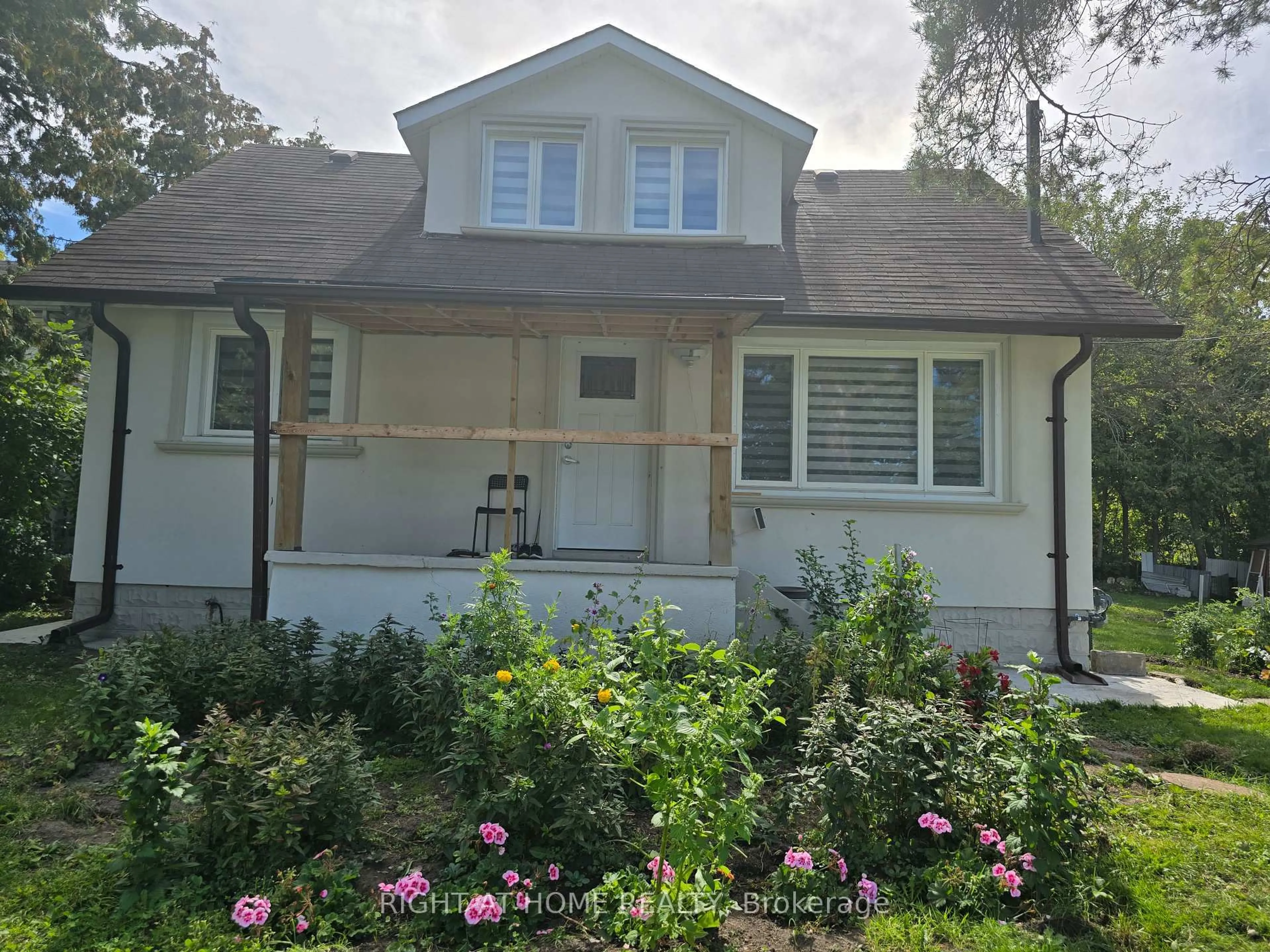 Home with vinyl exterior material, street for 209 Pine Beach Dr, Georgina Ontario L4P 2V6