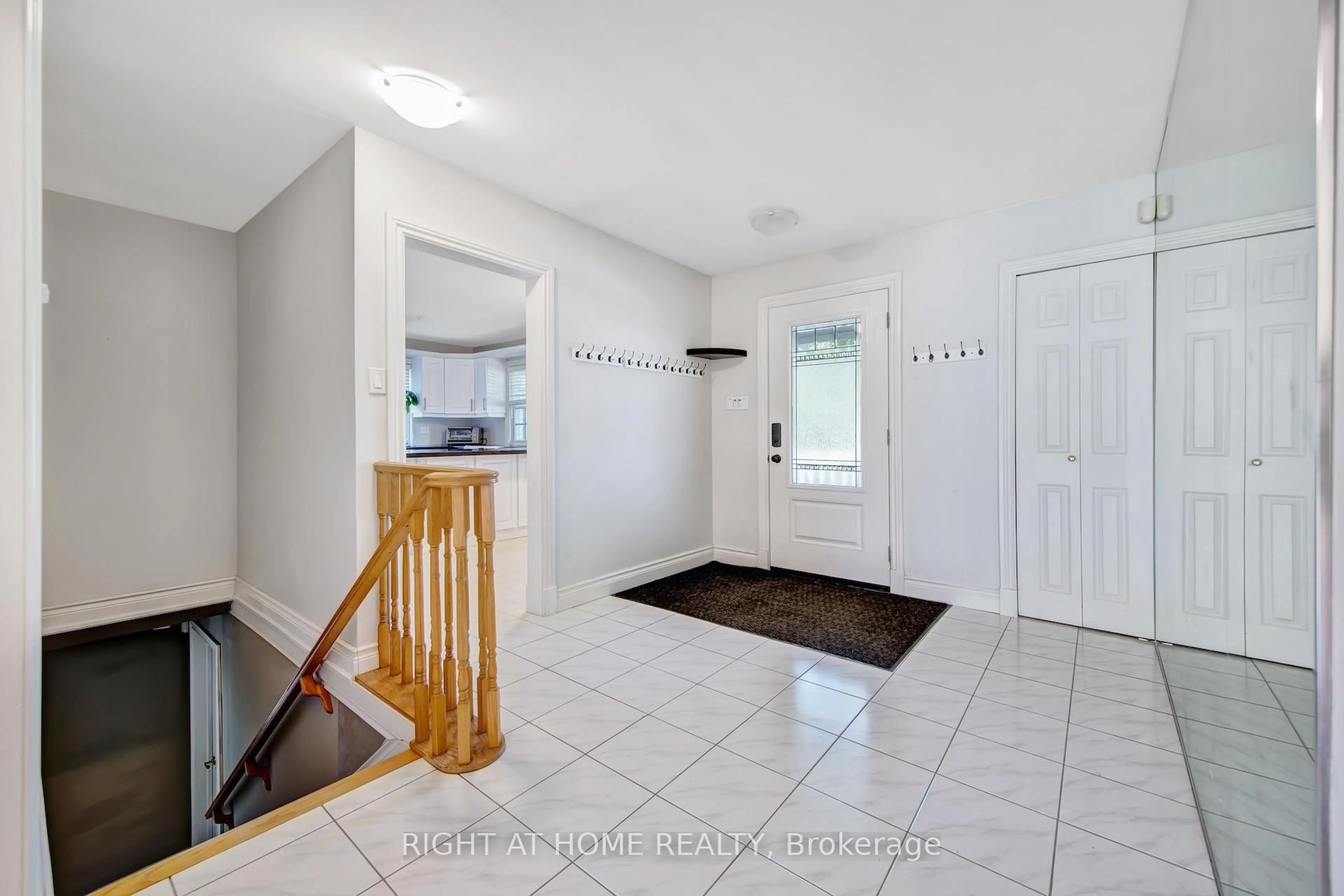 Indoor entryway for 1905 Lockhart Rd, Innisfil Ontario L9S 3G1