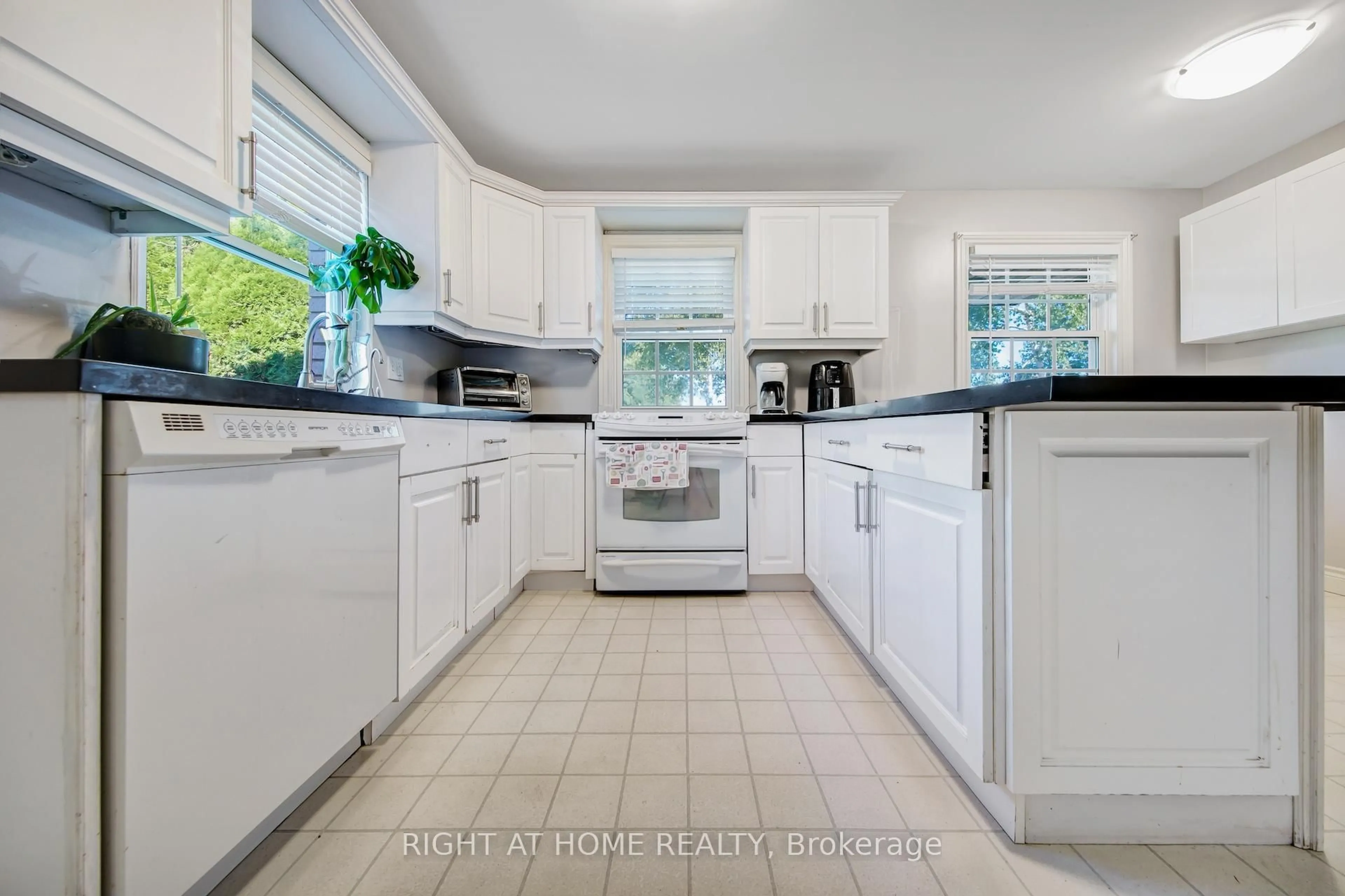 Open concept kitchen, ceramic/tile floor for 1905 Lockhart Rd, Innisfil Ontario L9S 3G1
