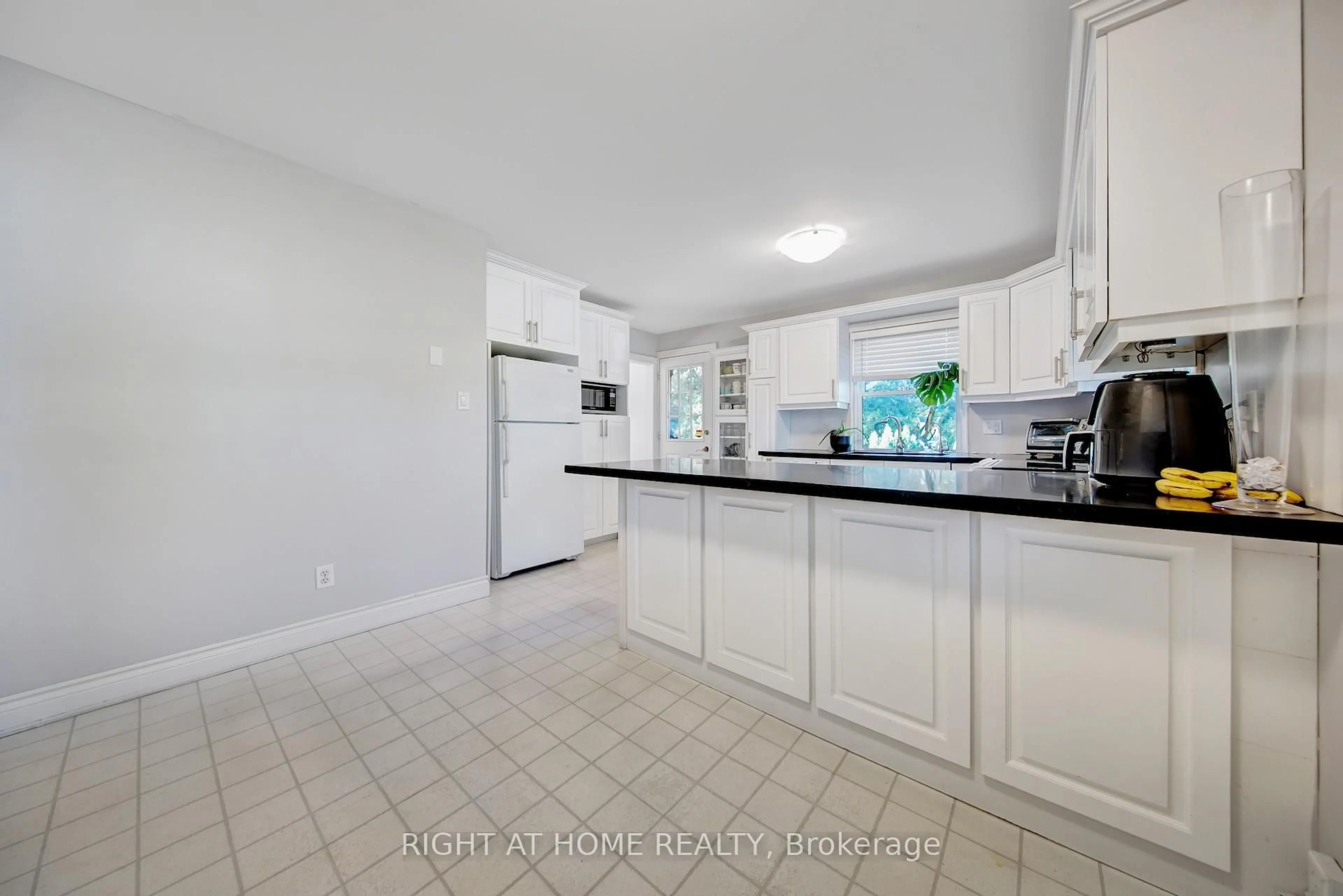 Open concept kitchen, ceramic/tile floor for 1905 Lockhart Rd, Innisfil Ontario L9S 3G1