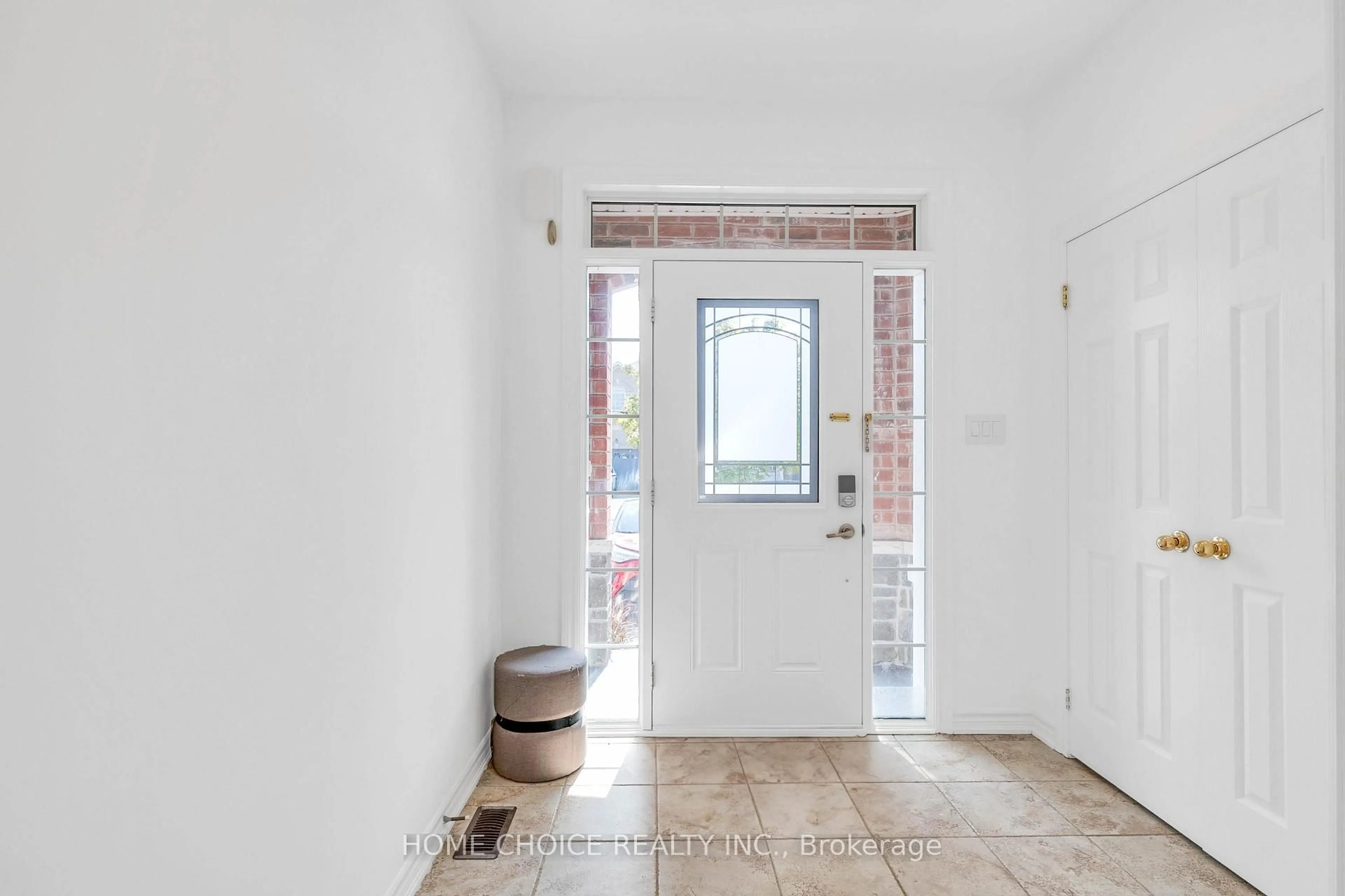 Indoor entryway for 328 Rita's Ave, Newmarket Ontario L3X 2N2