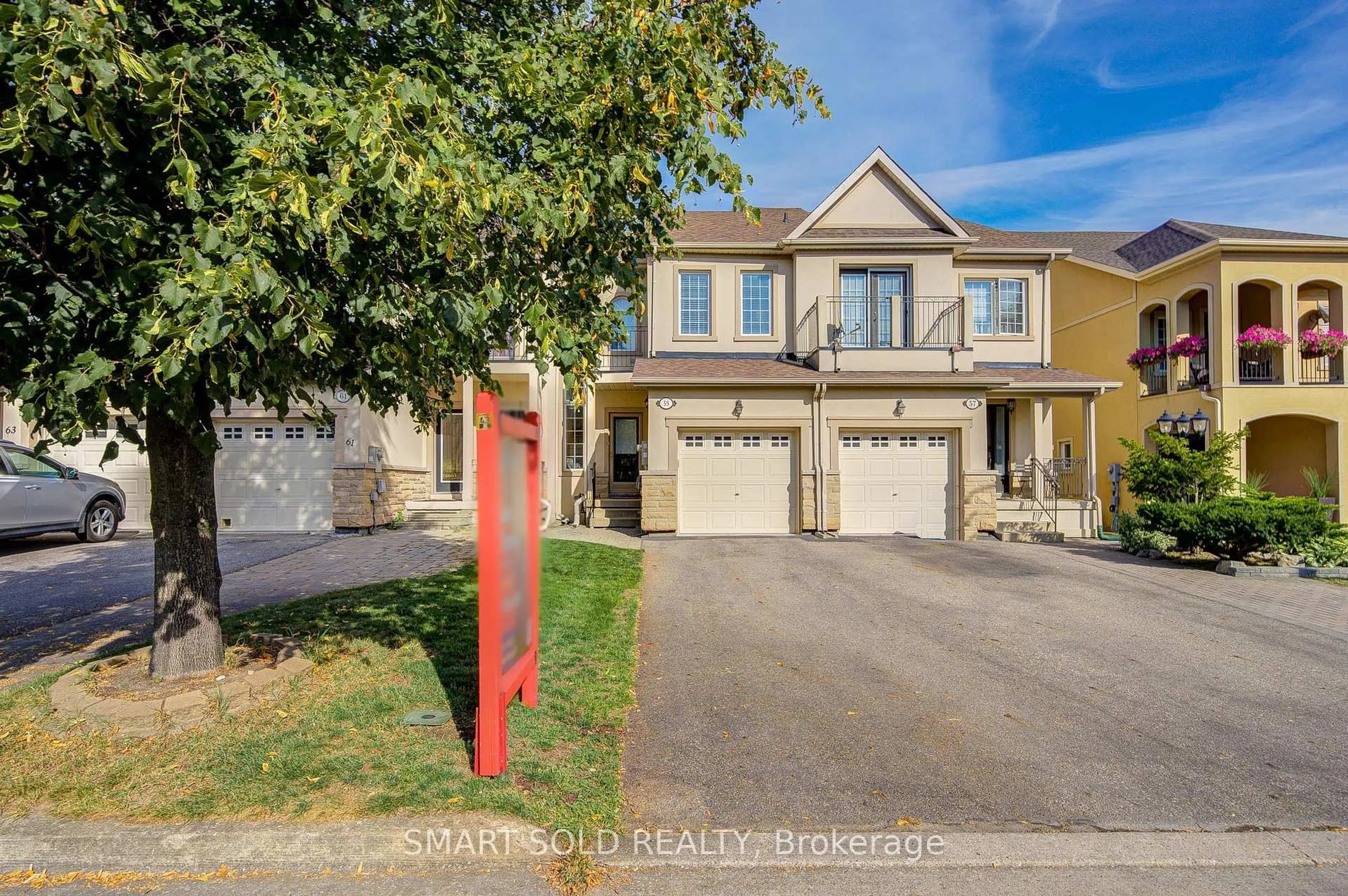 A pic from outside/outdoor area/front of a property/back of a property/a pic from drone, street for 59 Romance Dr, Richmond Hill Ontario L4S 2R7