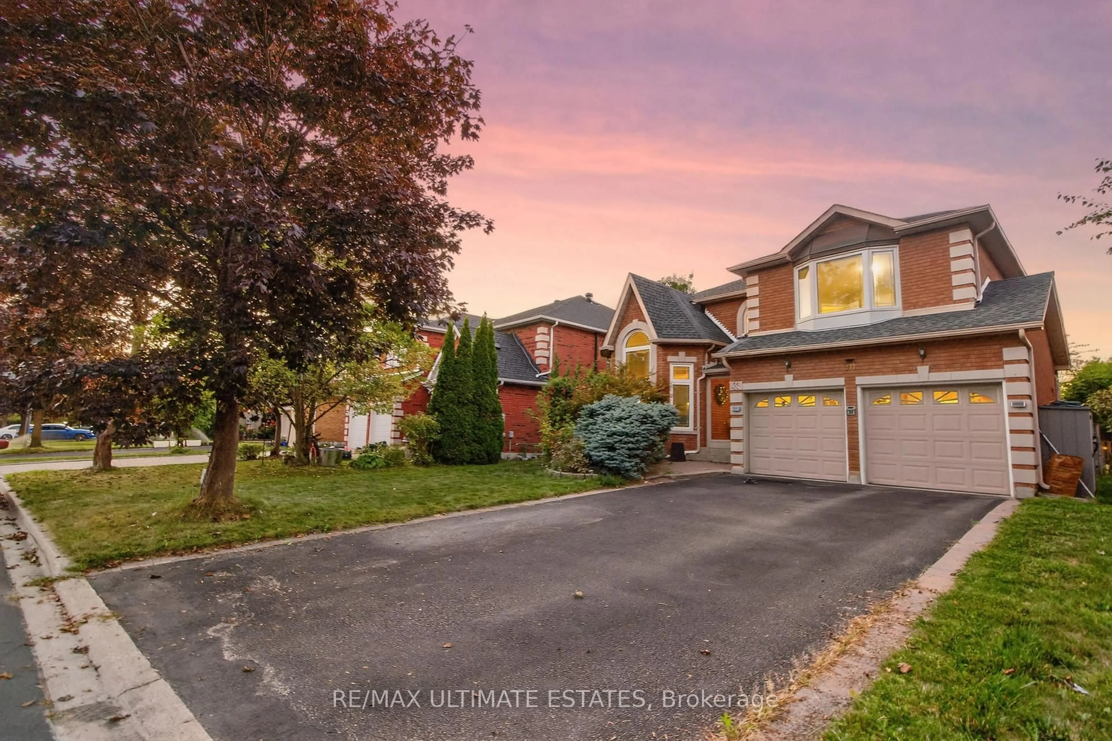 A pic from outside/outdoor area/front of a property/back of a property/a pic from drone, street for 90 Hidden Trail Ave, Richmond Hill Ontario L4C 0H1