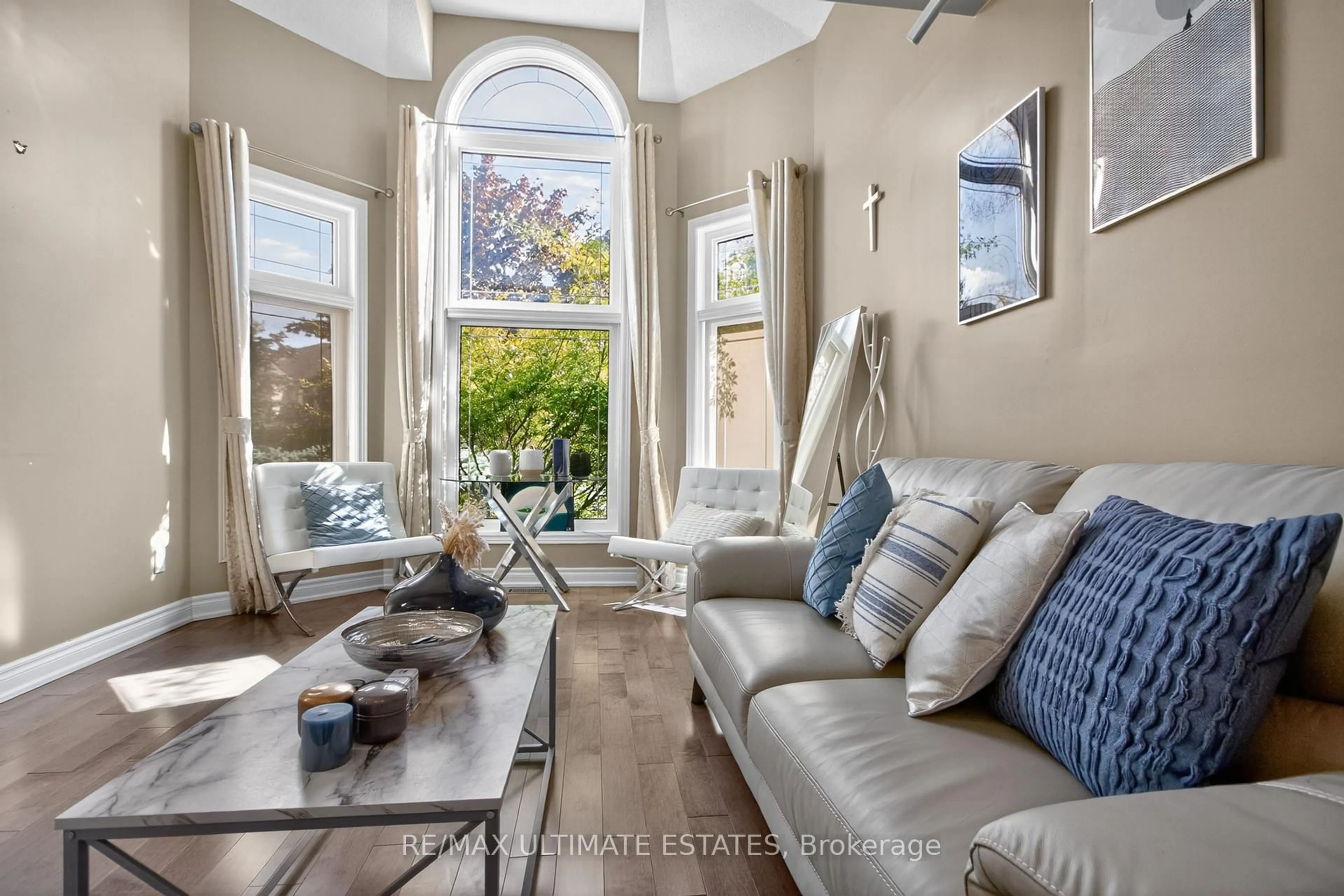 Living room with furniture, unknown for 90 Hidden Trail Ave, Richmond Hill Ontario L4C 0H1