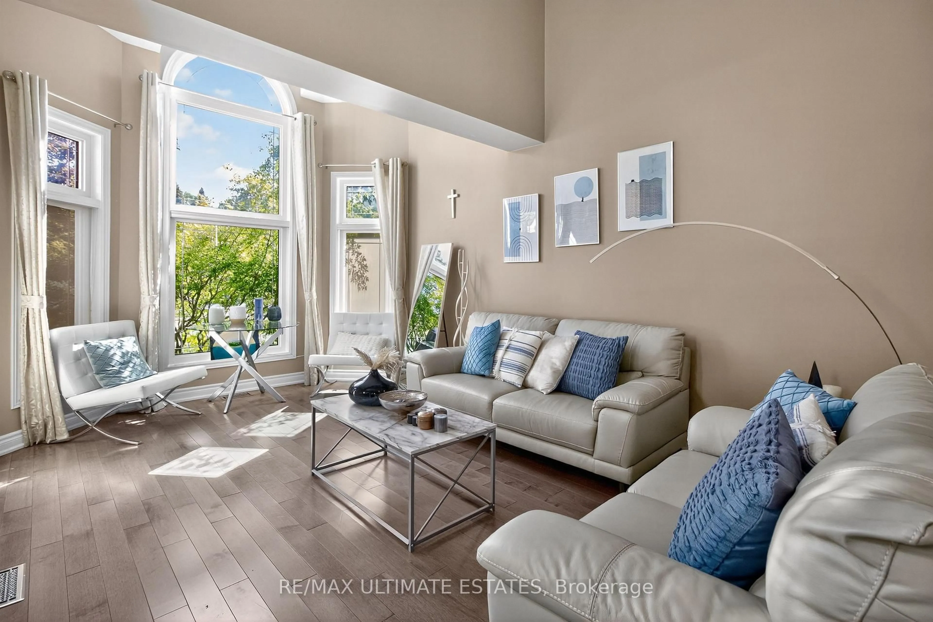 Living room with furniture, unknown for 90 Hidden Trail Ave, Richmond Hill Ontario L4C 0H1