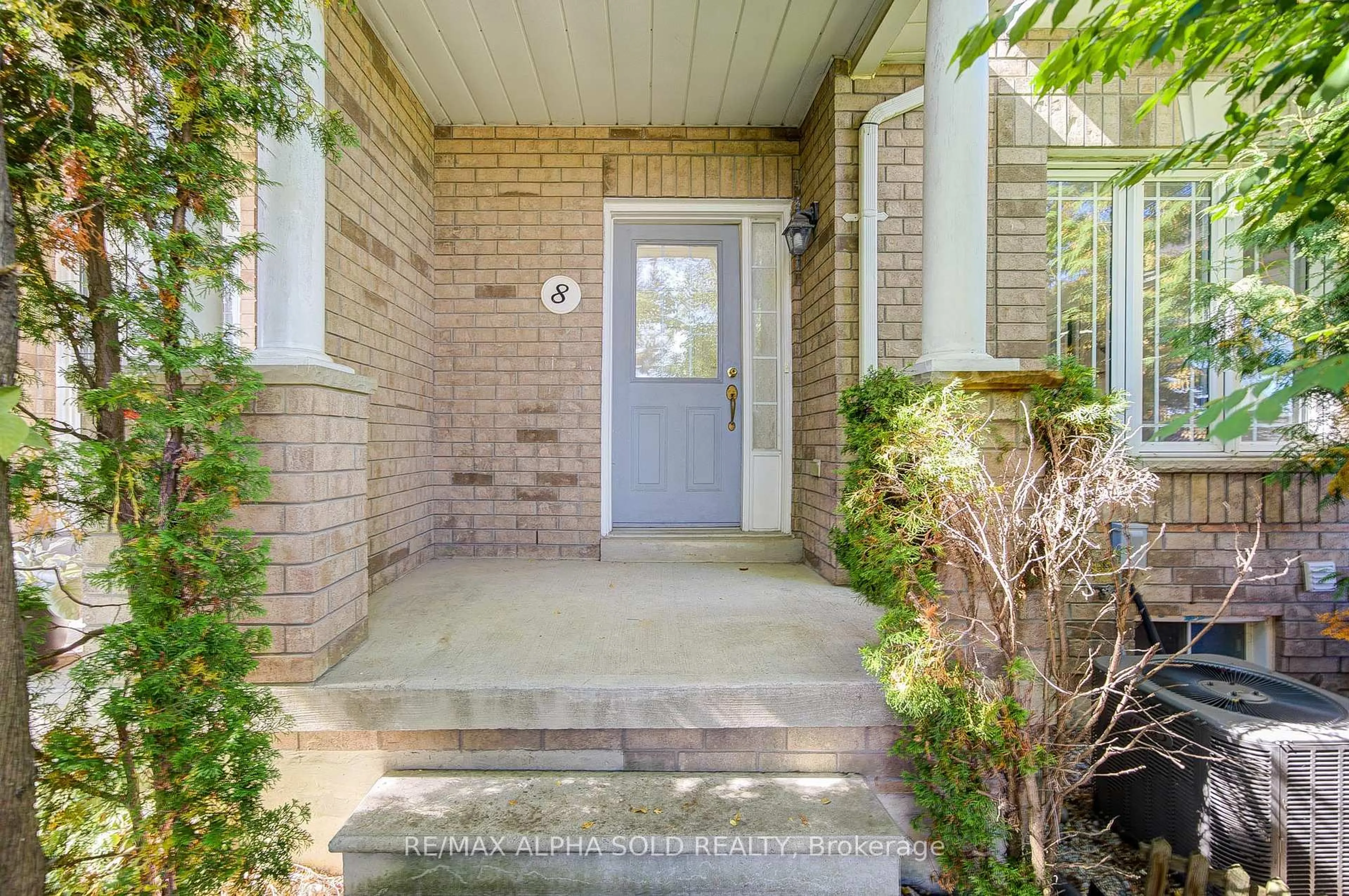 Indoor entryway for 8 Forestwood St, Richmond Hill Ontario L4S 2K3