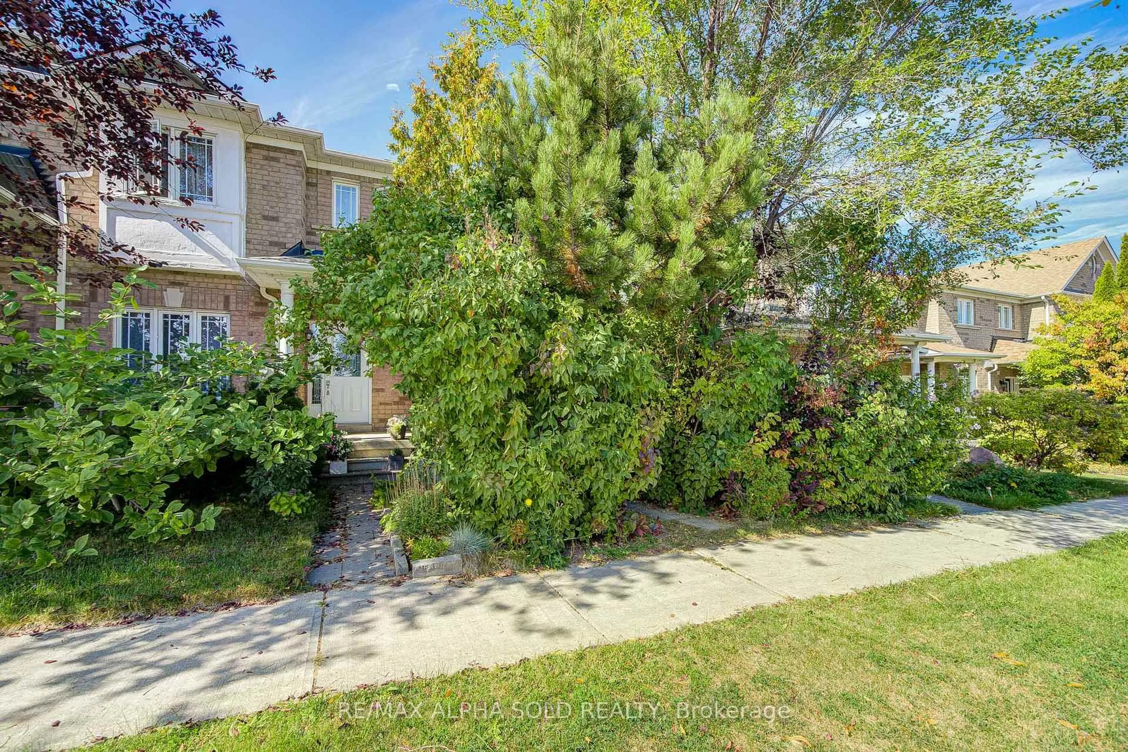 A pic from outside/outdoor area/front of a property/back of a property/a pic from drone, street for 8 Forestwood St, Richmond Hill Ontario L4S 2K3