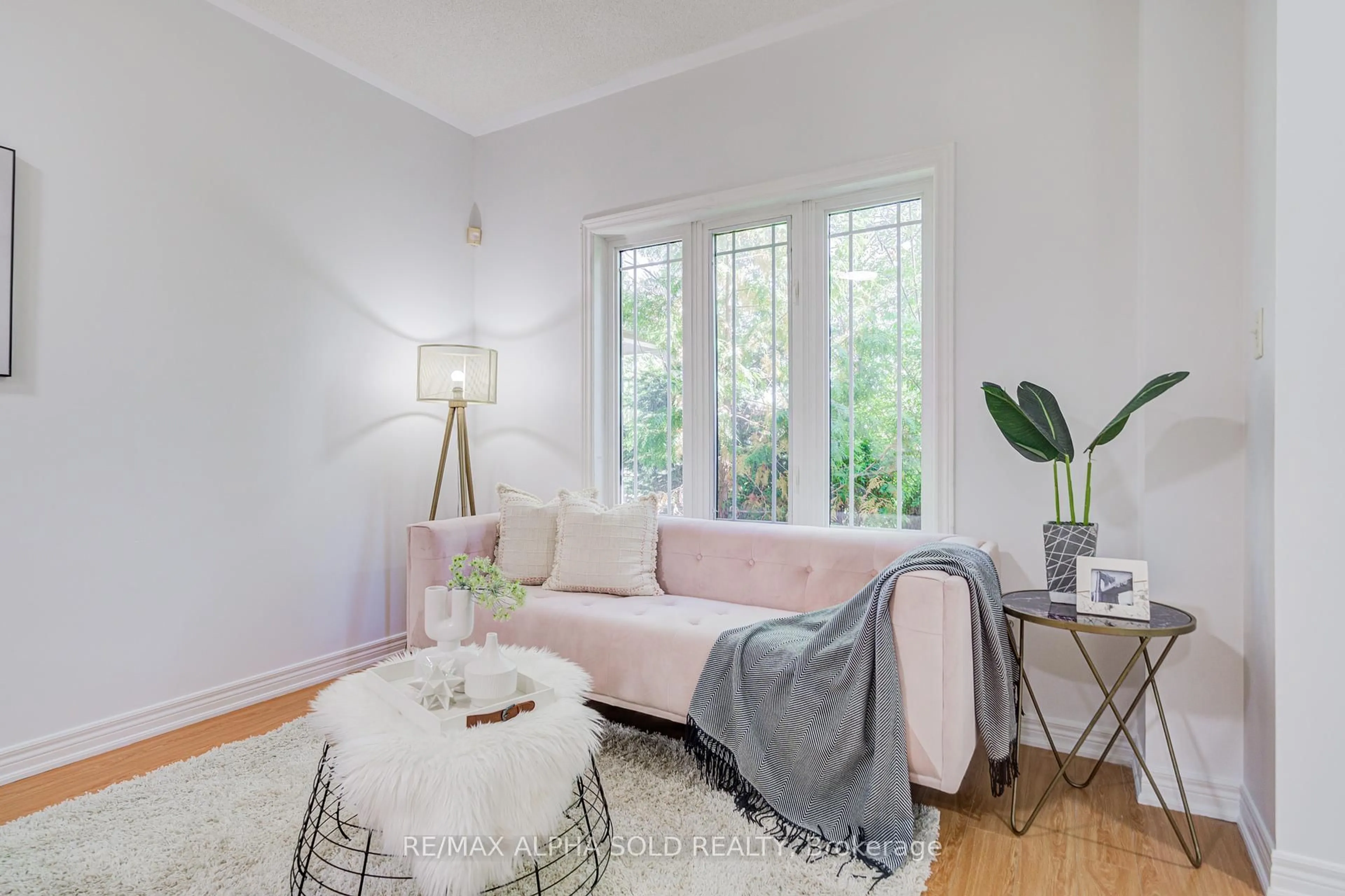 Living room with furniture, unknown for 8 Forestwood St, Richmond Hill Ontario L4S 2K3