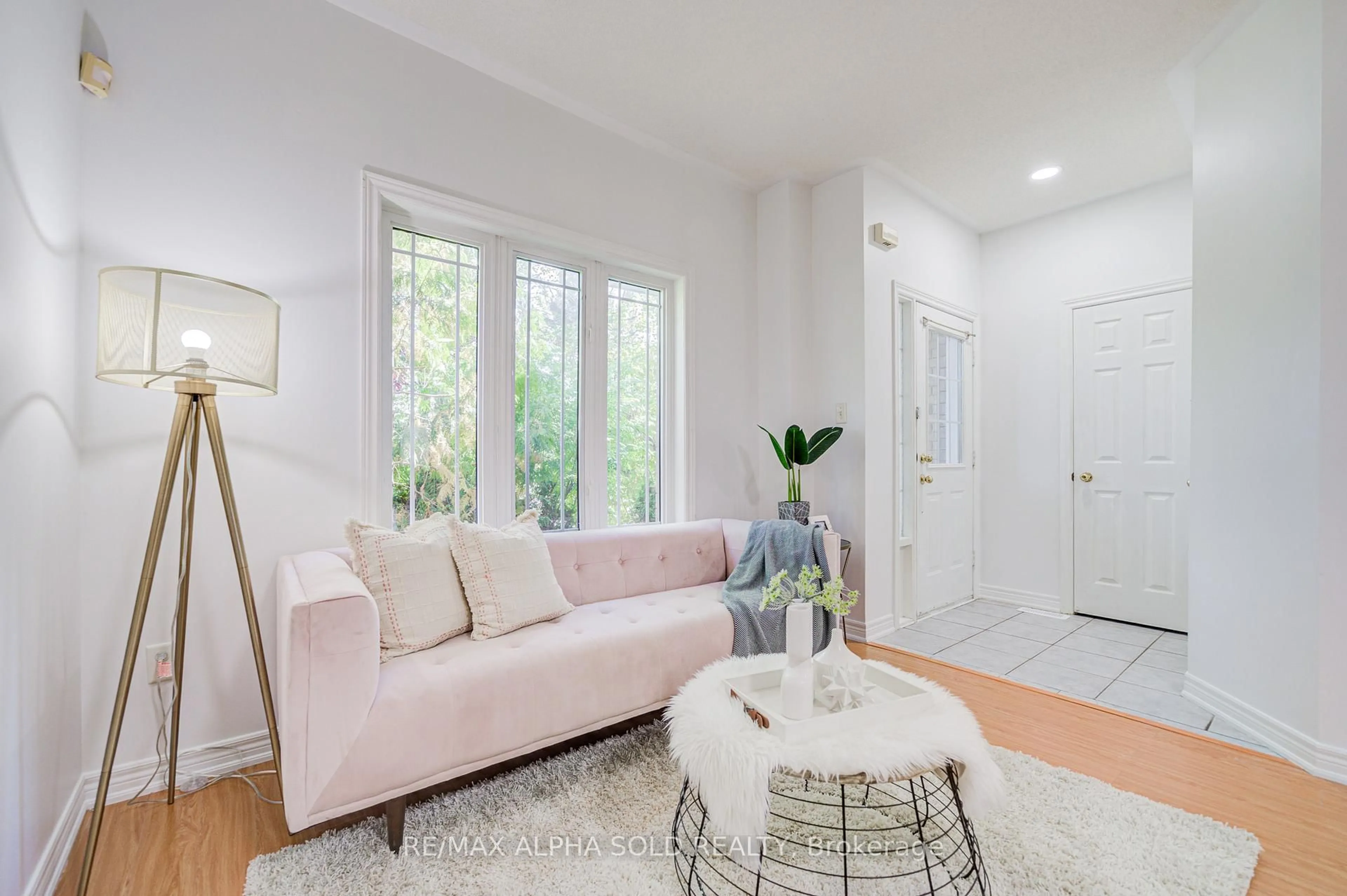 Living room with furniture, unknown for 8 Forestwood St, Richmond Hill Ontario L4S 2K3