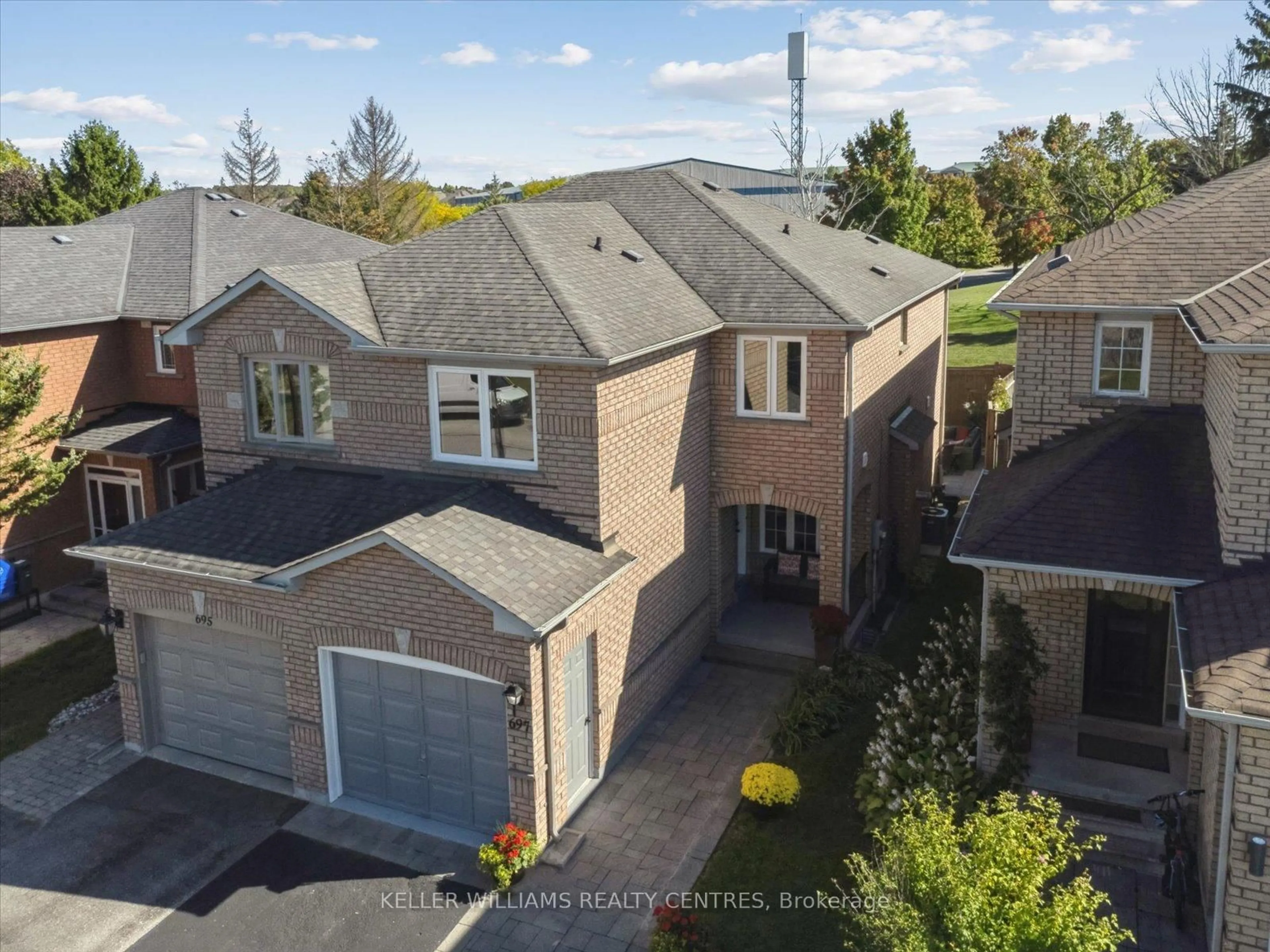 A pic from outside/outdoor area/front of a property/back of a property/a pic from drone, street for 697 Walpole Cres, Newmarket Ontario L3X 2B2